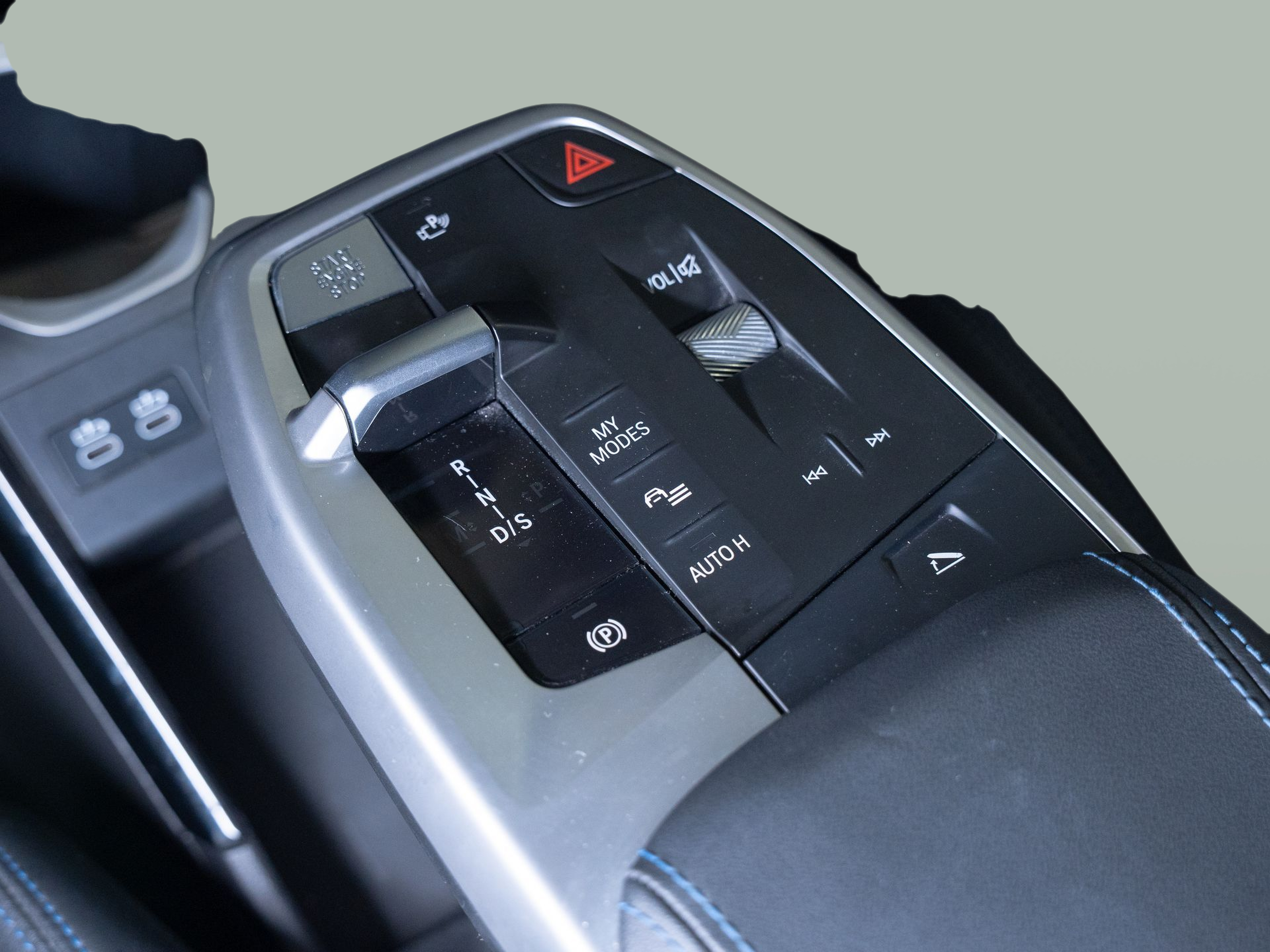 BMW X2 sDrive18d color Gris. Año 2025. 110KW(150CV). Diesel. En concesionario Aníbal Carvalho & Filhos, S.A. de Santarém