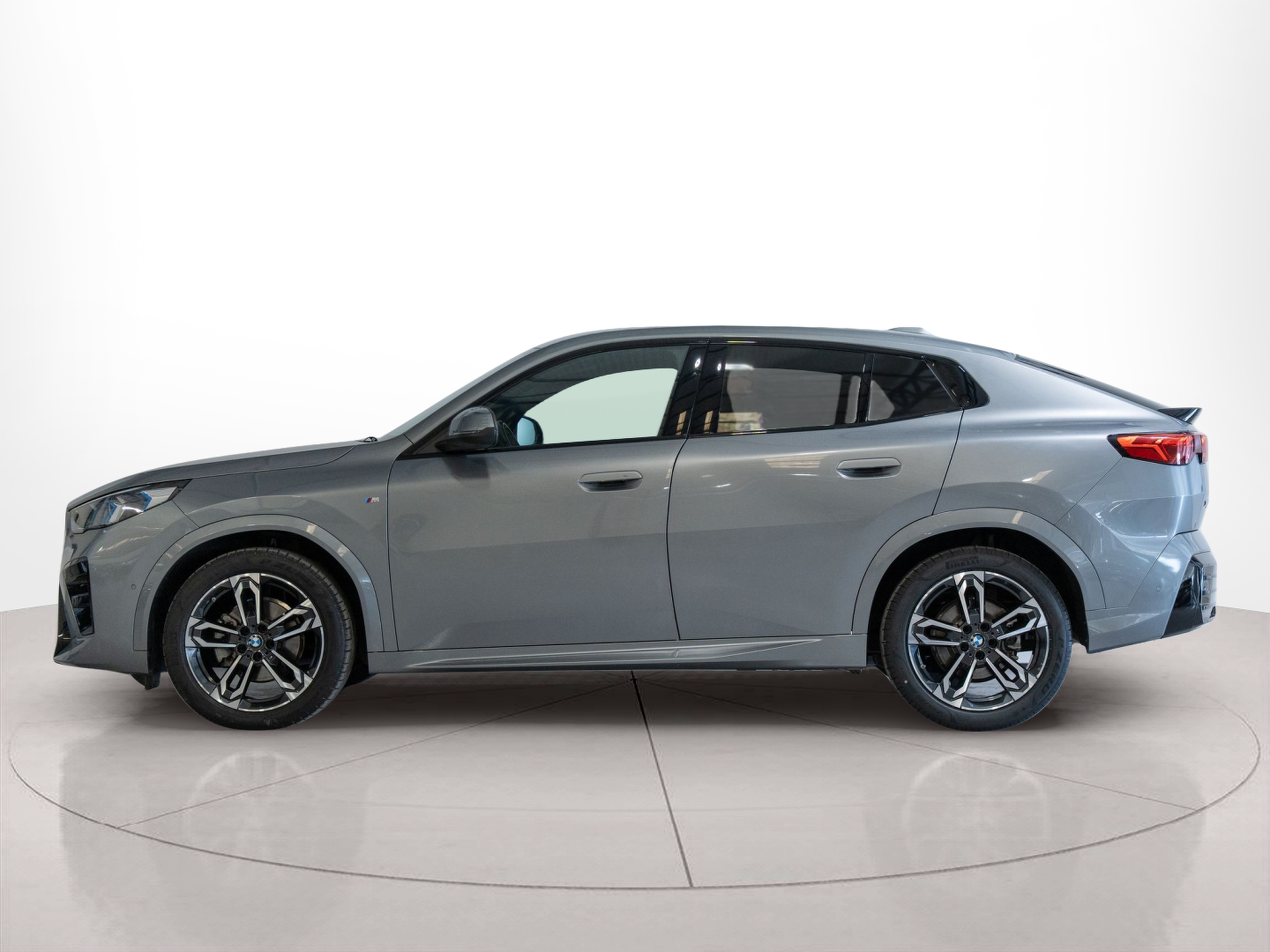 Fotos de BMW X2 sDrive18d color Gris. Año 2025. 110KW(150CV). Diesel. En concesionario Aníbal Carvalho & Filhos, S.A. de Santarém