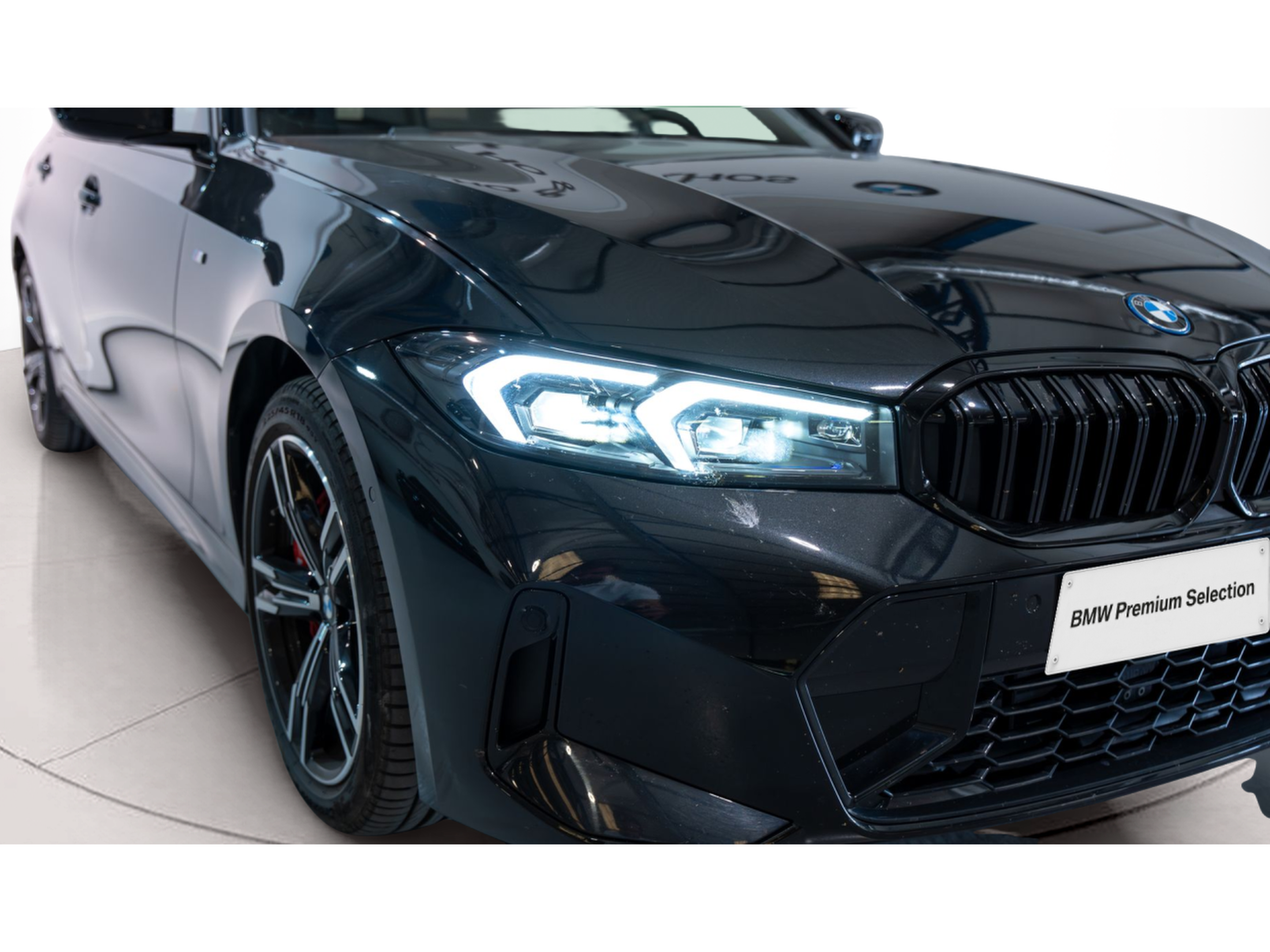 BMW Série 3 330e Touring color Negro. Año 2024. 215KW(292CV). Elétrico / Gasolina Híbrido. En concesionario Aníbal Carvalho & Filhos, S.A. de Santarém