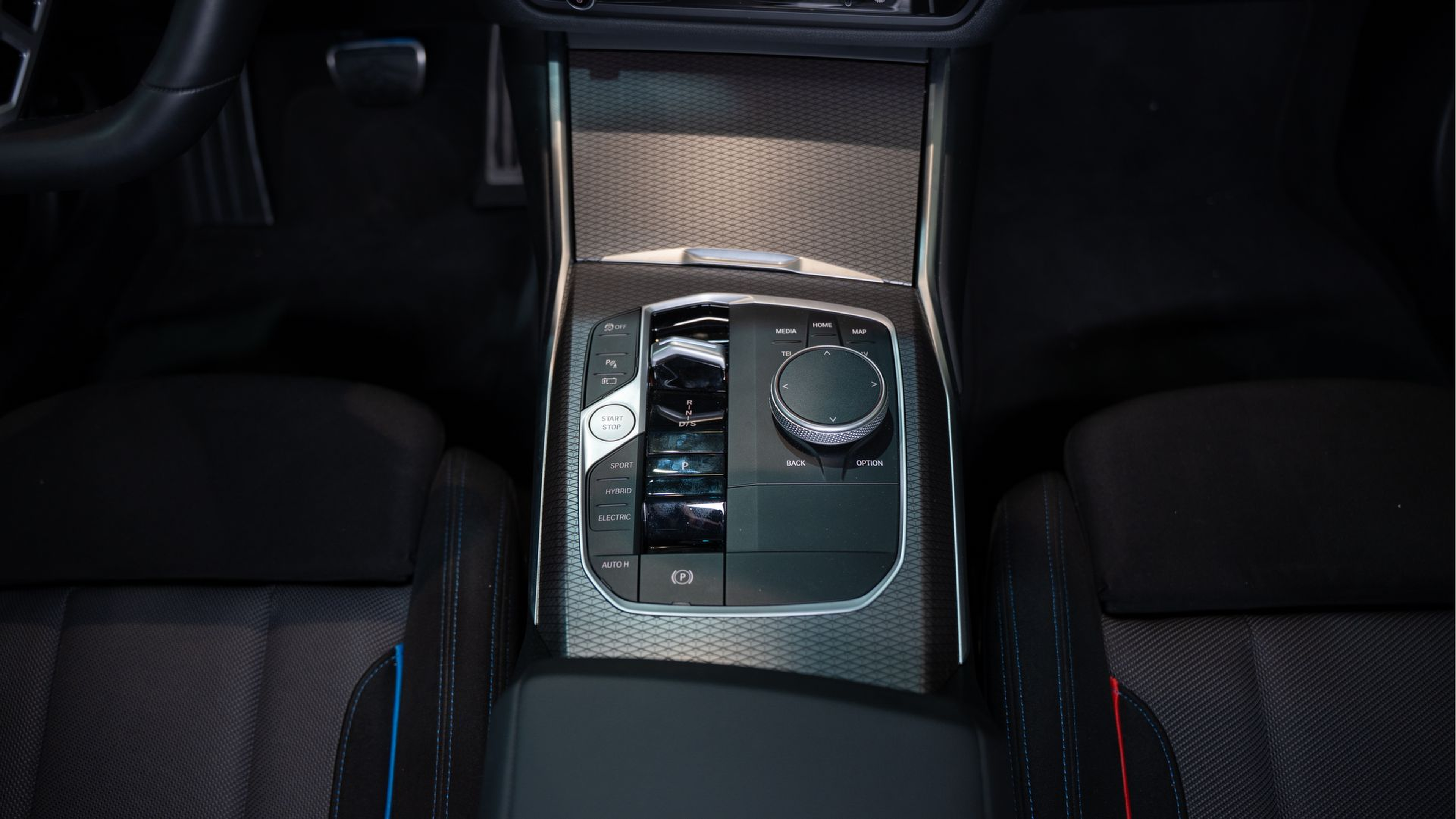 BMW Série 3 330e Touring color Negro. Año 2024. 215KW(292CV). Elétrico / Gasolina Híbrido. En concesionario Aníbal Carvalho & Filhos, S.A. de Santarém