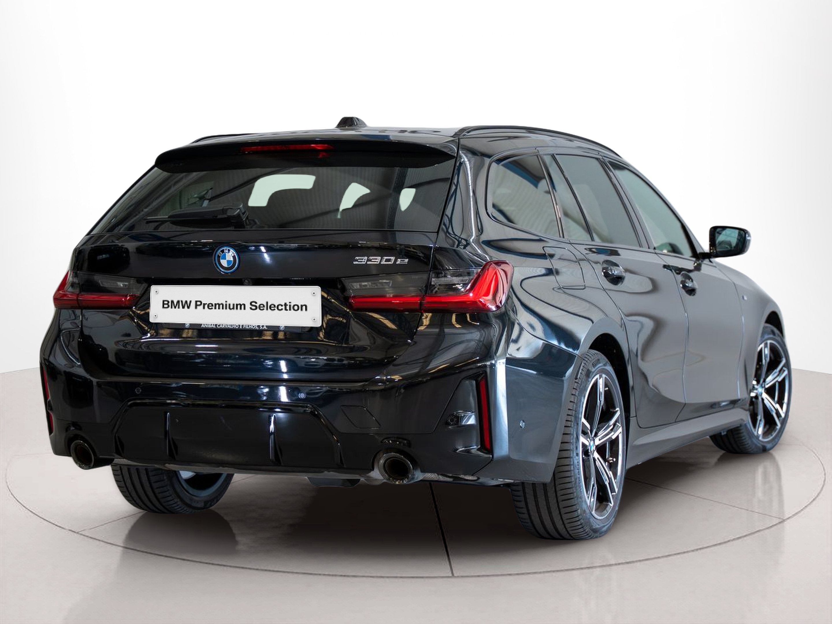 BMW Série 3 330e Touring color Negro. Año 2024. 215KW(292CV). Elétrico / Gasolina Híbrido. En concesionario Aníbal Carvalho & Filhos, S.A. de Santarém