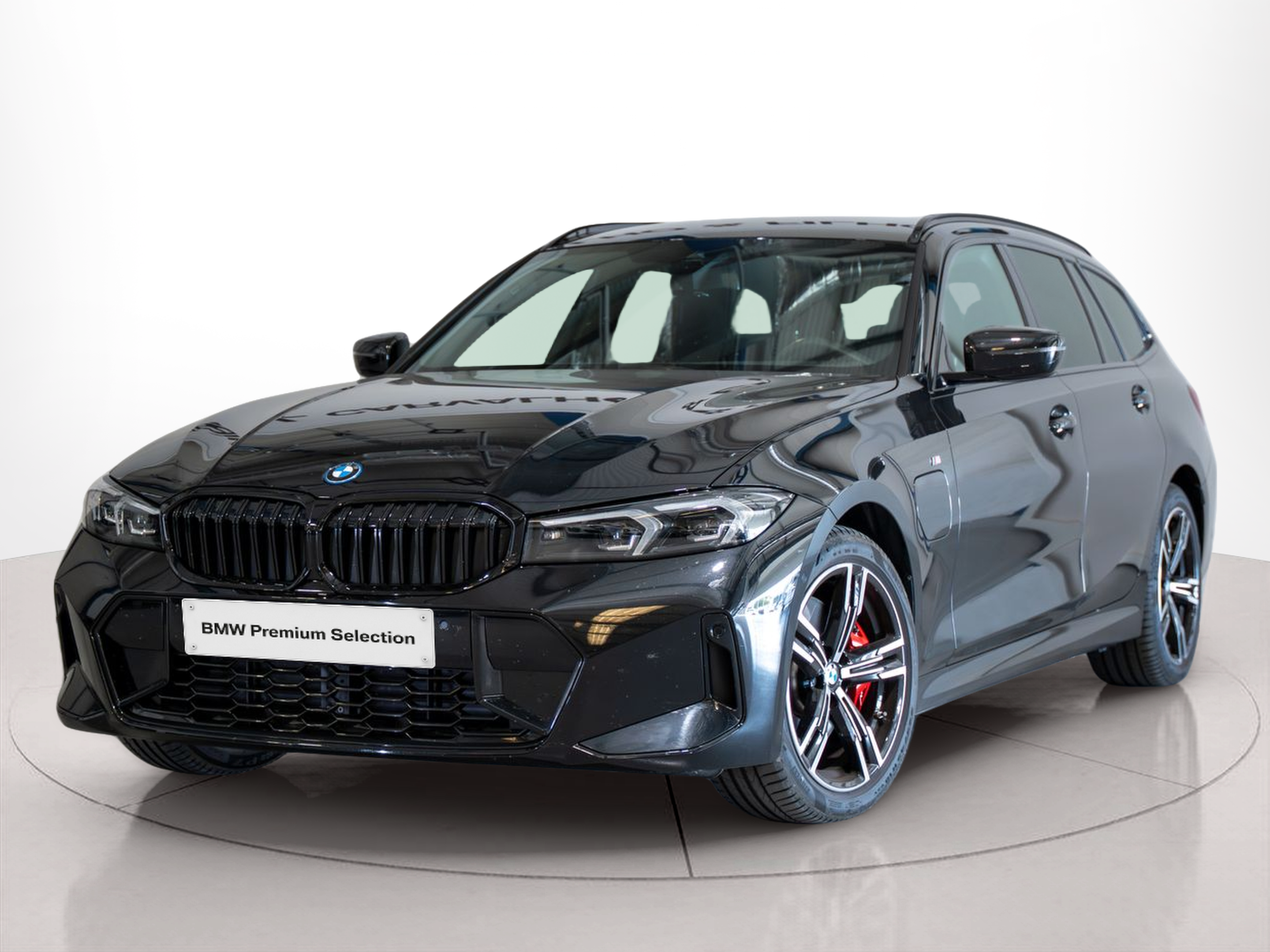 Fotos de BMW Série 3 330e Touring color Negro. Año 2024. 215KW(292CV). Elétrico / Gasolina Híbrido. En concesionario Aníbal Carvalho & Filhos, S.A. de Santarém
