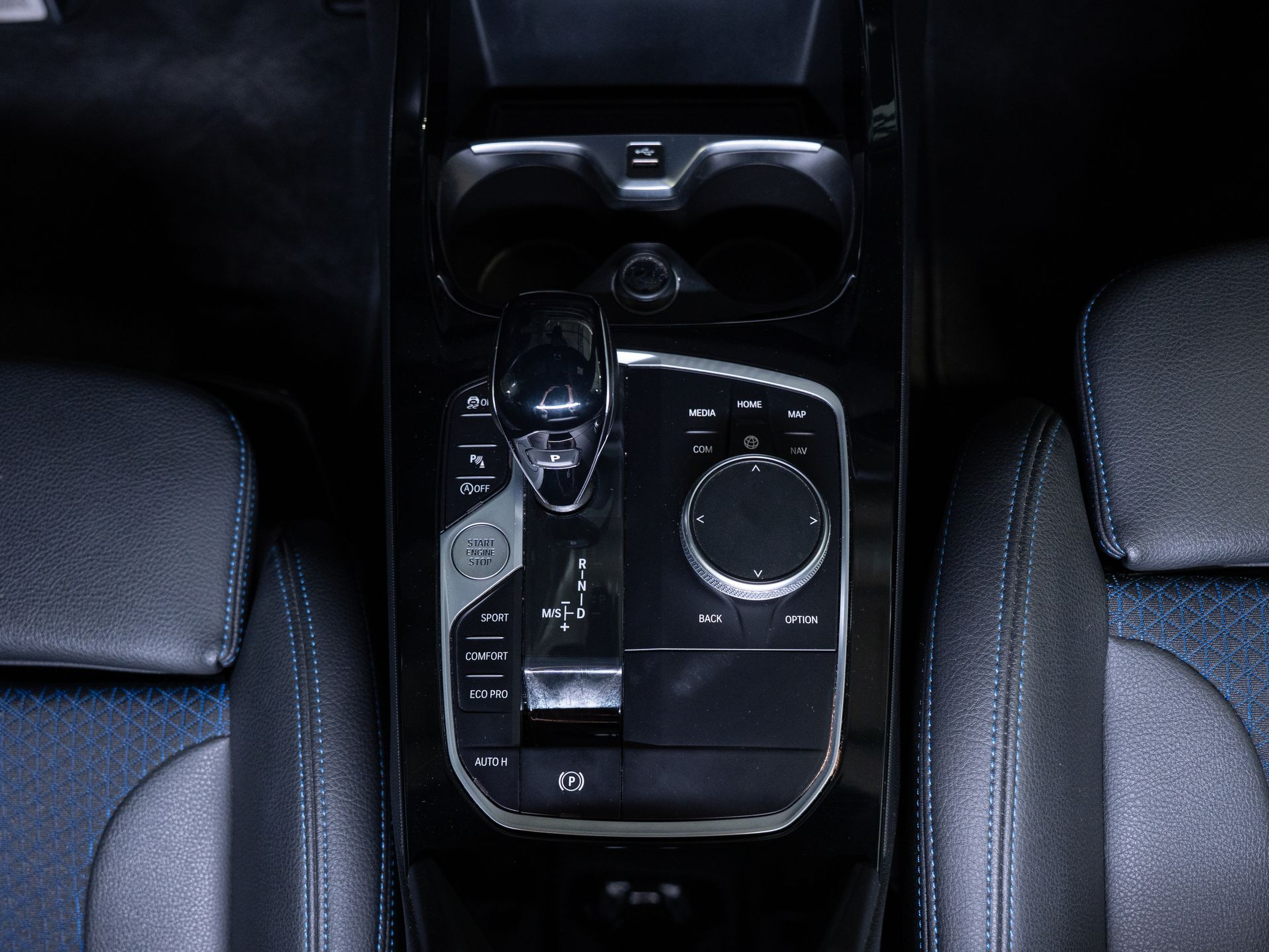 BMW Série 1 116d color Negro. Año 2024. 85KW(116CV). Diesel. En concesionario Aníbal Carvalho & Filhos, S.A. de Santarém