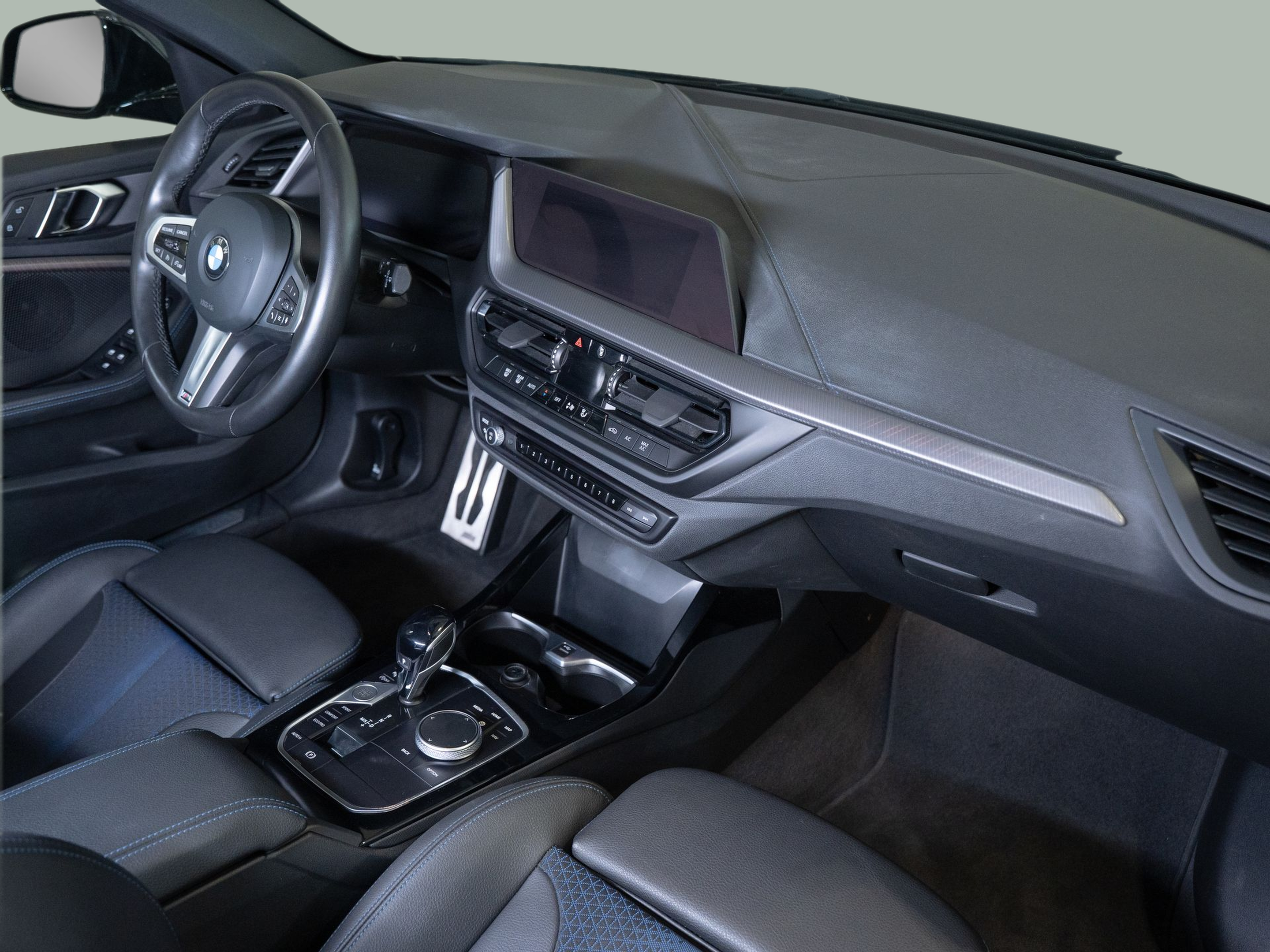 BMW Série 1 116d color Negro. Año 2024. 85KW(116CV). Diesel. En concesionario Aníbal Carvalho & Filhos, S.A. de Santarém