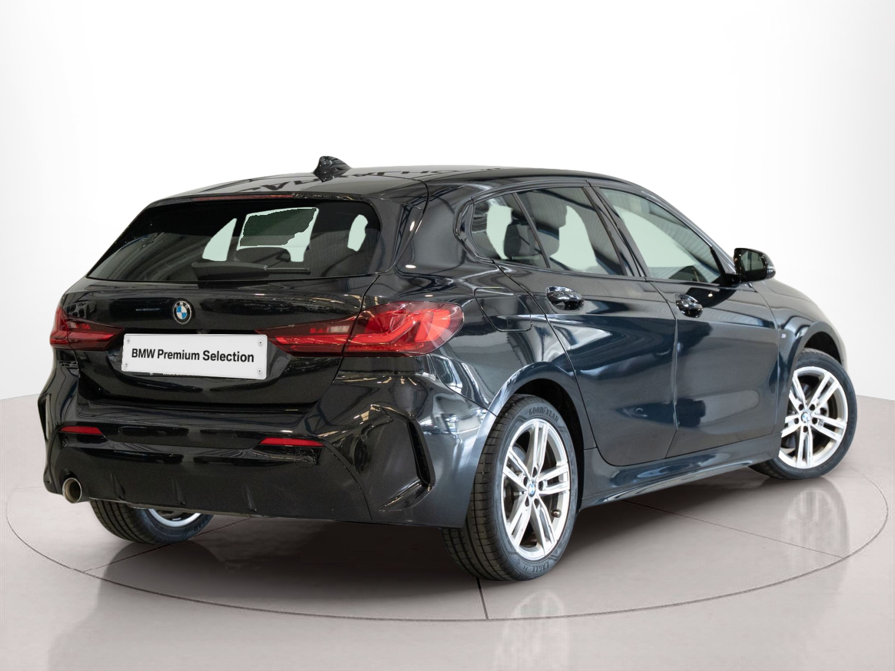 BMW Série 1 116d color Negro. Año 2024. 85KW(116CV). Diesel. En concesionario Aníbal Carvalho & Filhos, S.A. de Santarém