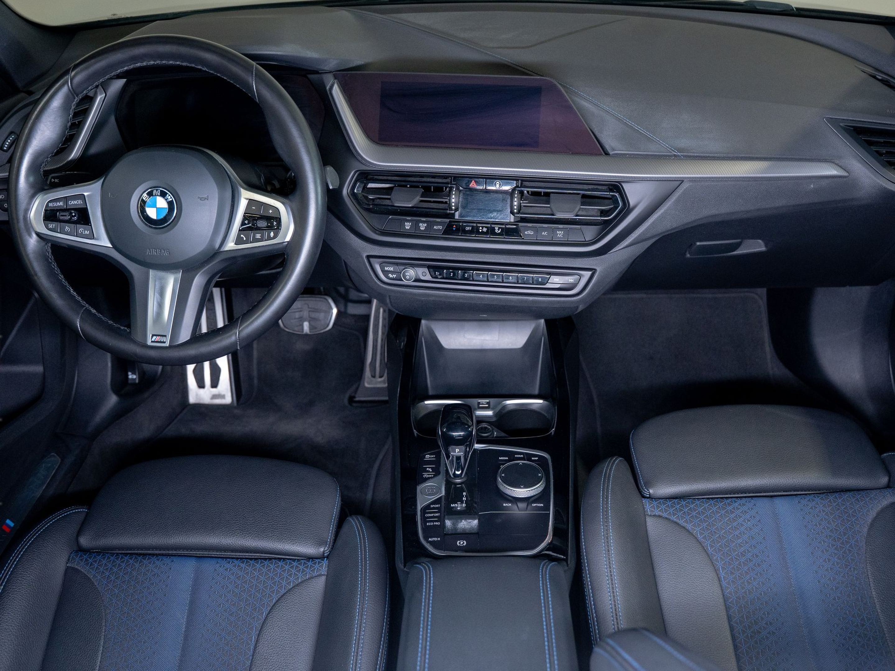 BMW Série 1 116d color Negro. Año 2024. 85KW(116CV). Diesel. En concesionario Aníbal Carvalho & Filhos, S.A. de Santarém