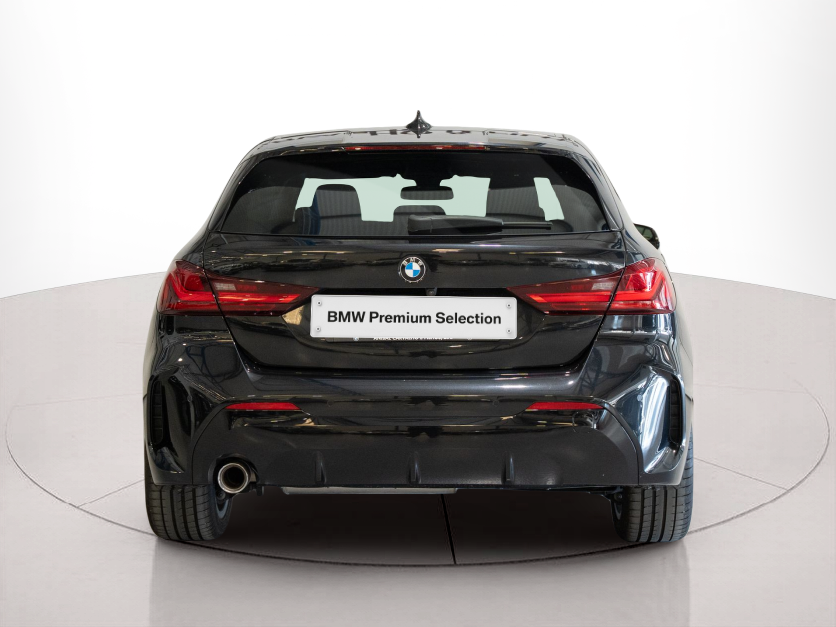 BMW Série 1 116d color Negro. Año 2024. 85KW(116CV). Diesel. En concesionario Aníbal Carvalho & Filhos, S.A. de Santarém