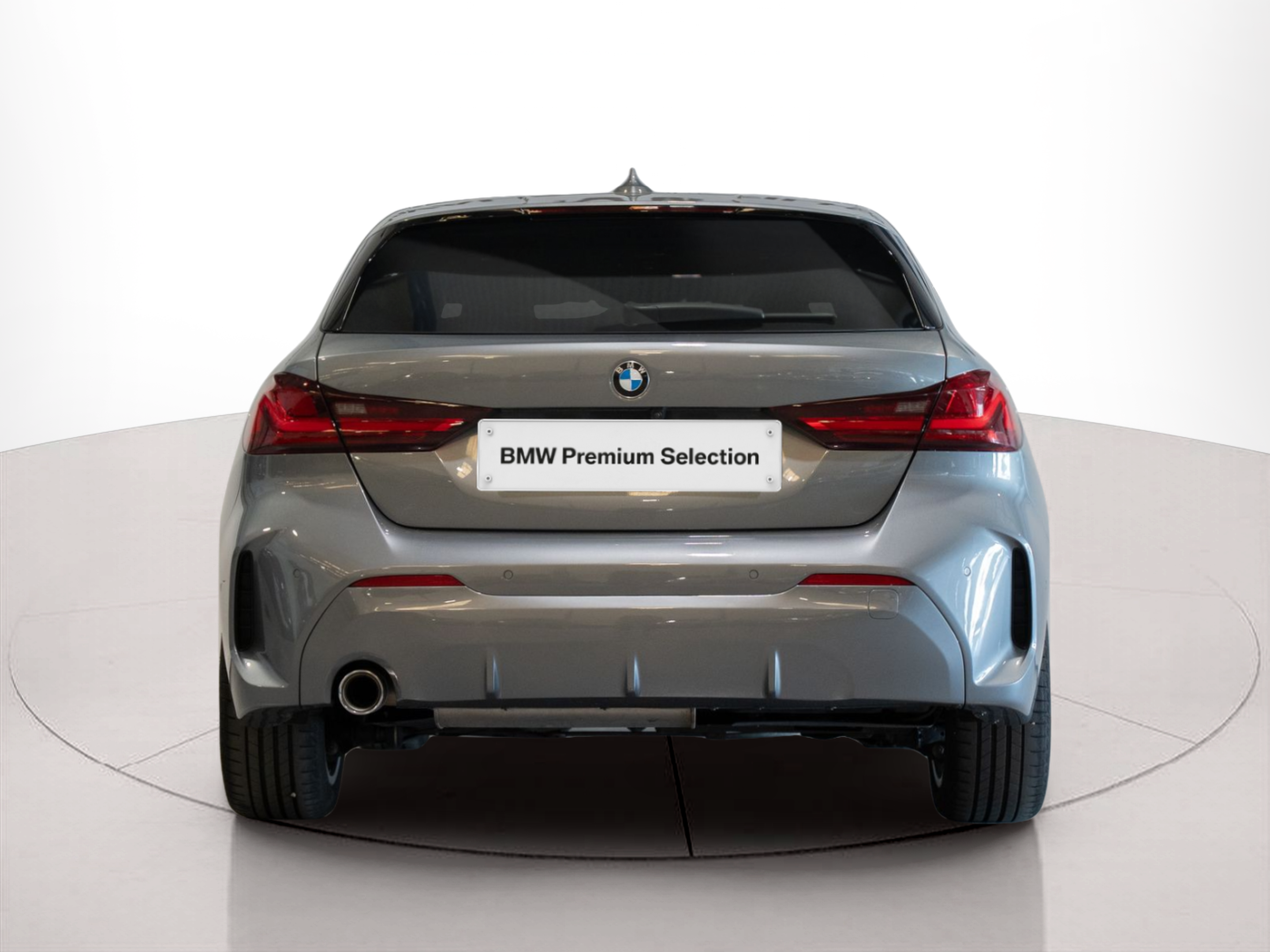 BMW Série 1 116d color Gris. Año 2024. 85KW(116CV). Diesel. En concesionario Aníbal Carvalho & Filhos, S.A. de Santarém