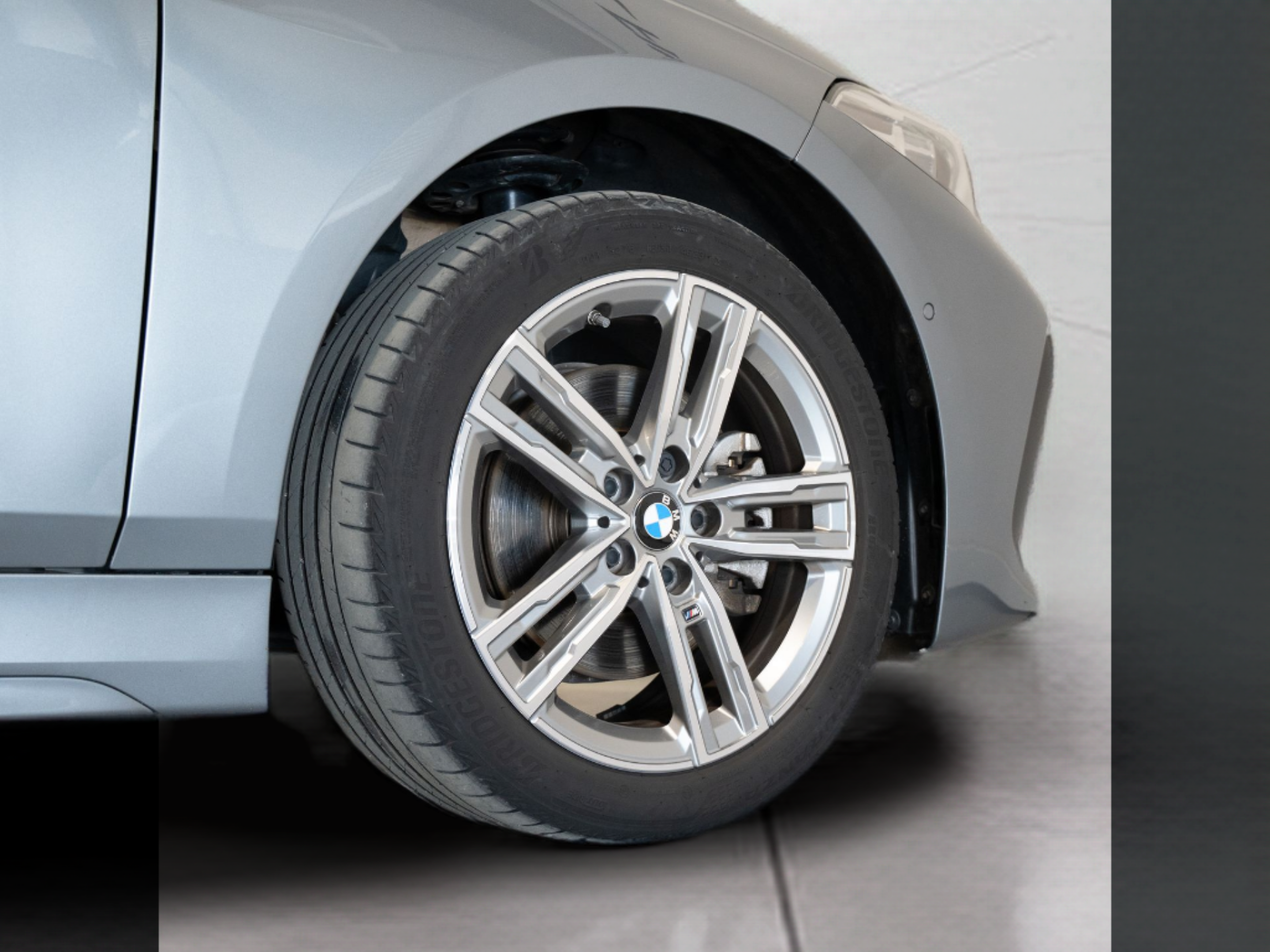 BMW Série 1 116d color Gris. Año 2024. 85KW(116CV). Diesel. En concesionario Aníbal Carvalho & Filhos, S.A. de Santarém