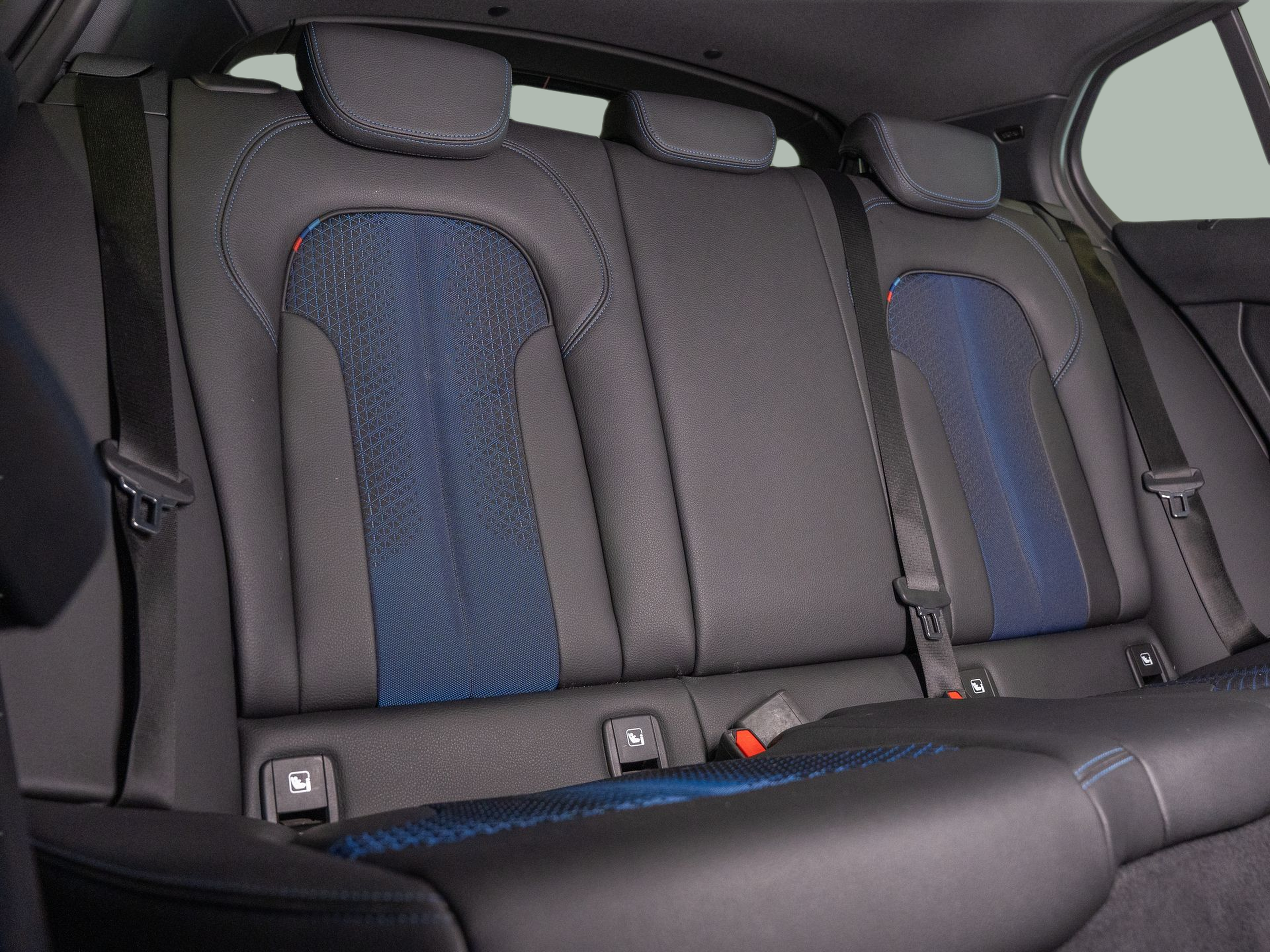 BMW Série 1 116d color Gris. Año 2024. 85KW(116CV). Diesel. En concesionario Aníbal Carvalho & Filhos, S.A. de Santarém