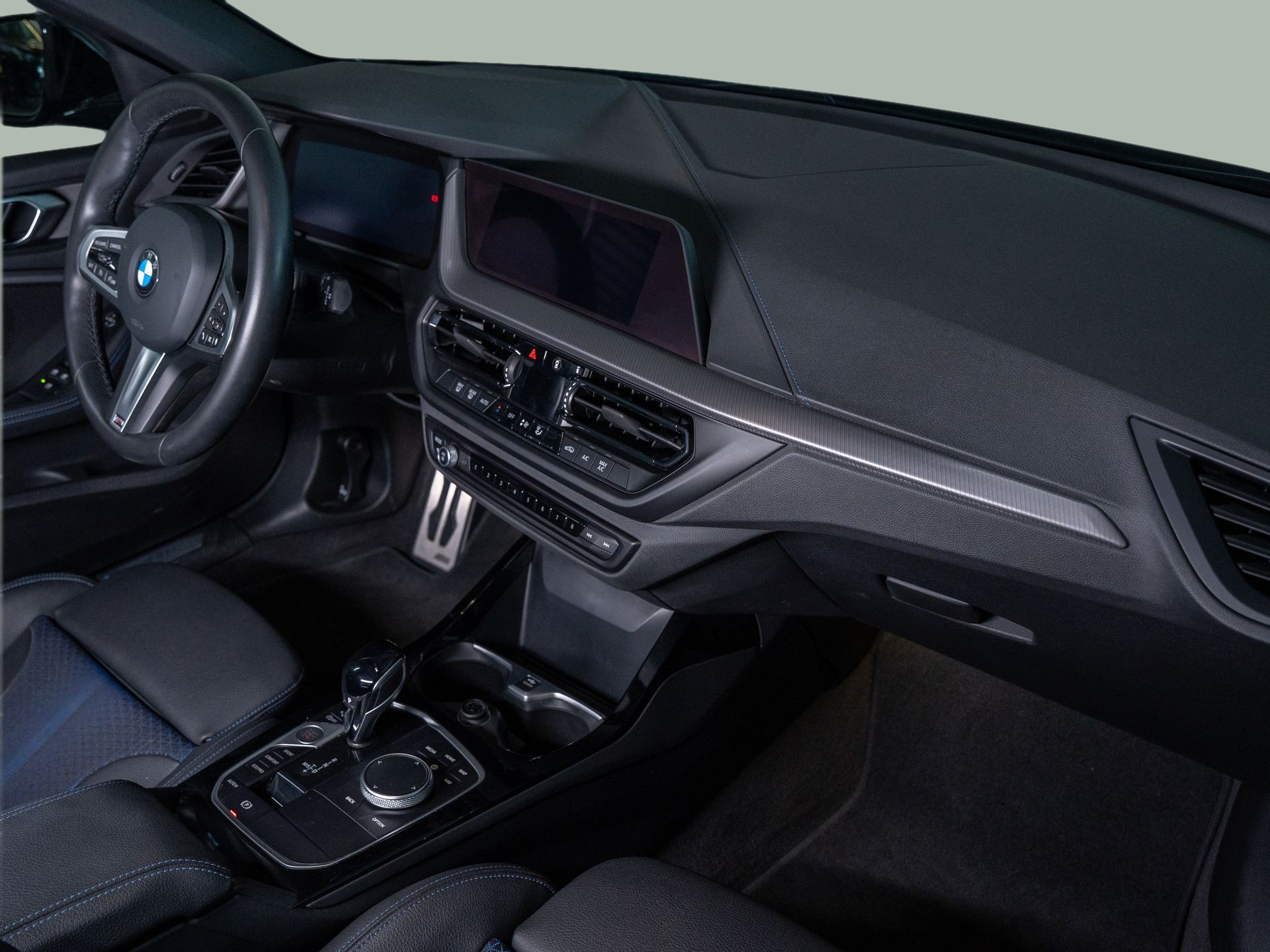 BMW Série 1 116d color Gris. Año 2024. 85KW(116CV). Diesel. En concesionario Aníbal Carvalho & Filhos, S.A. de Santarém