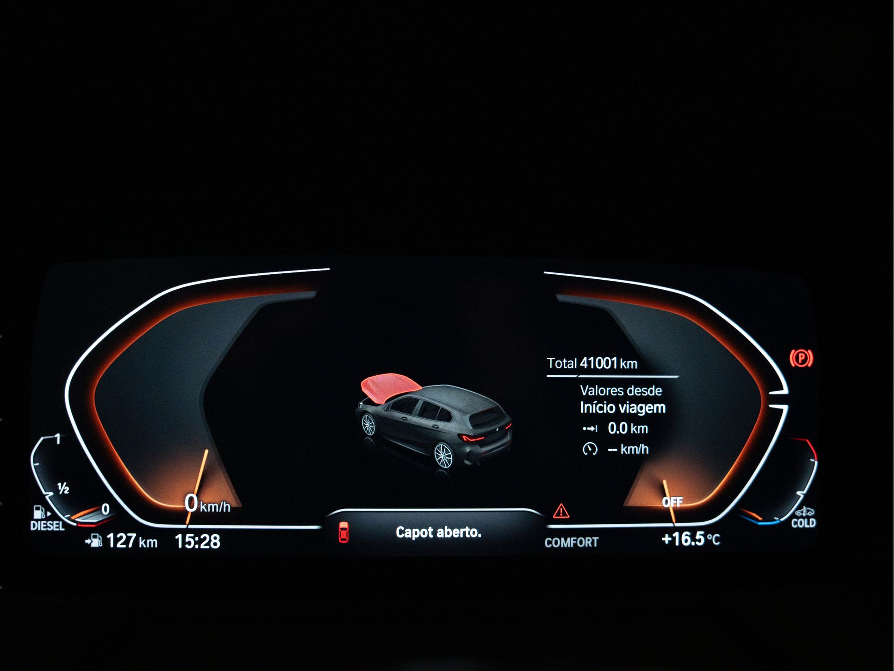 BMW Série 1 116d color Gris. Año 2024. 85KW(116CV). Diesel. En concesionario Aníbal Carvalho & Filhos, S.A. de Santarém