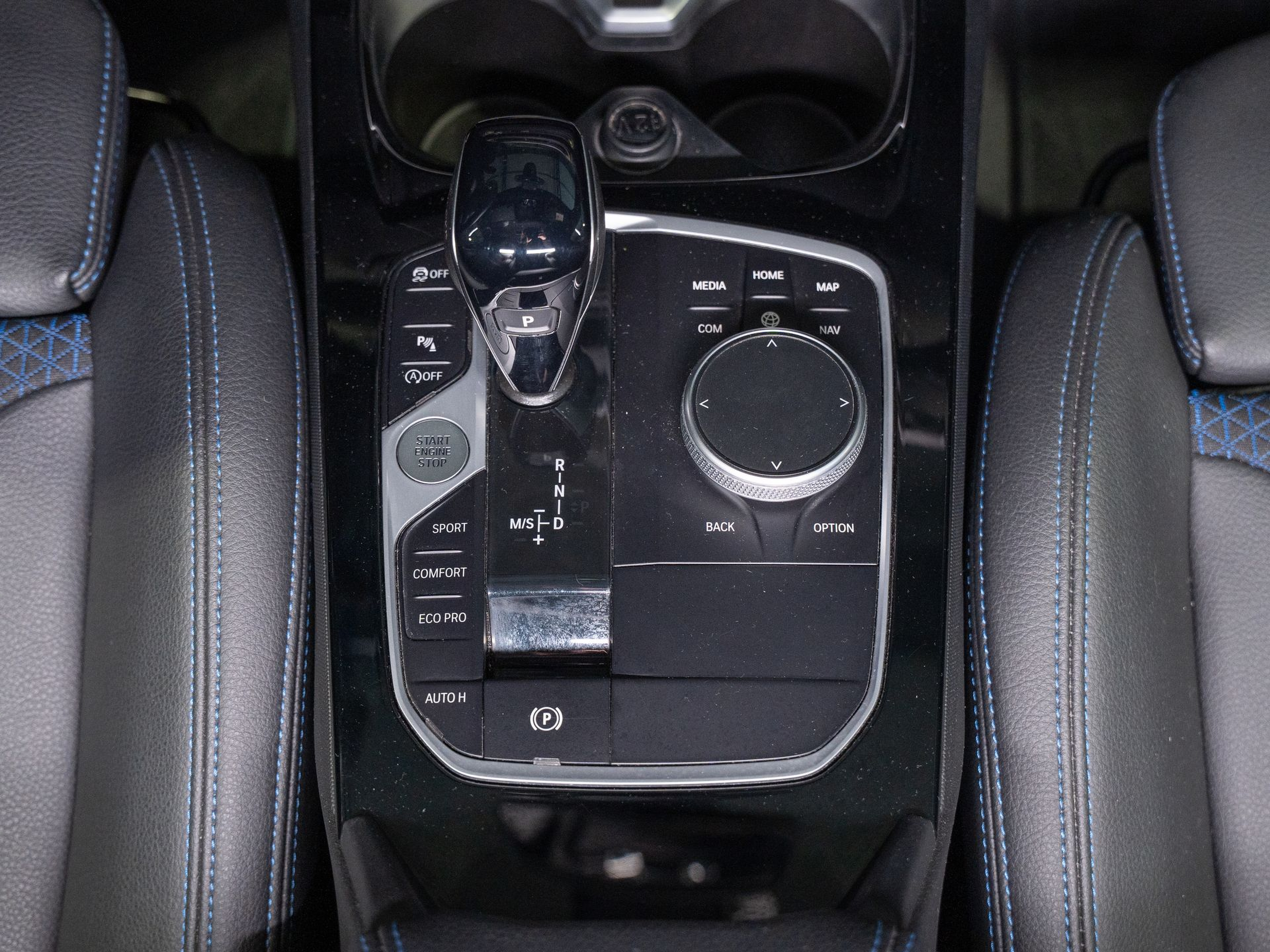 BMW Série 1 116d color Gris. Año 2024. 85KW(116CV). Diesel. En concesionario Aníbal Carvalho & Filhos, S.A. de Santarém