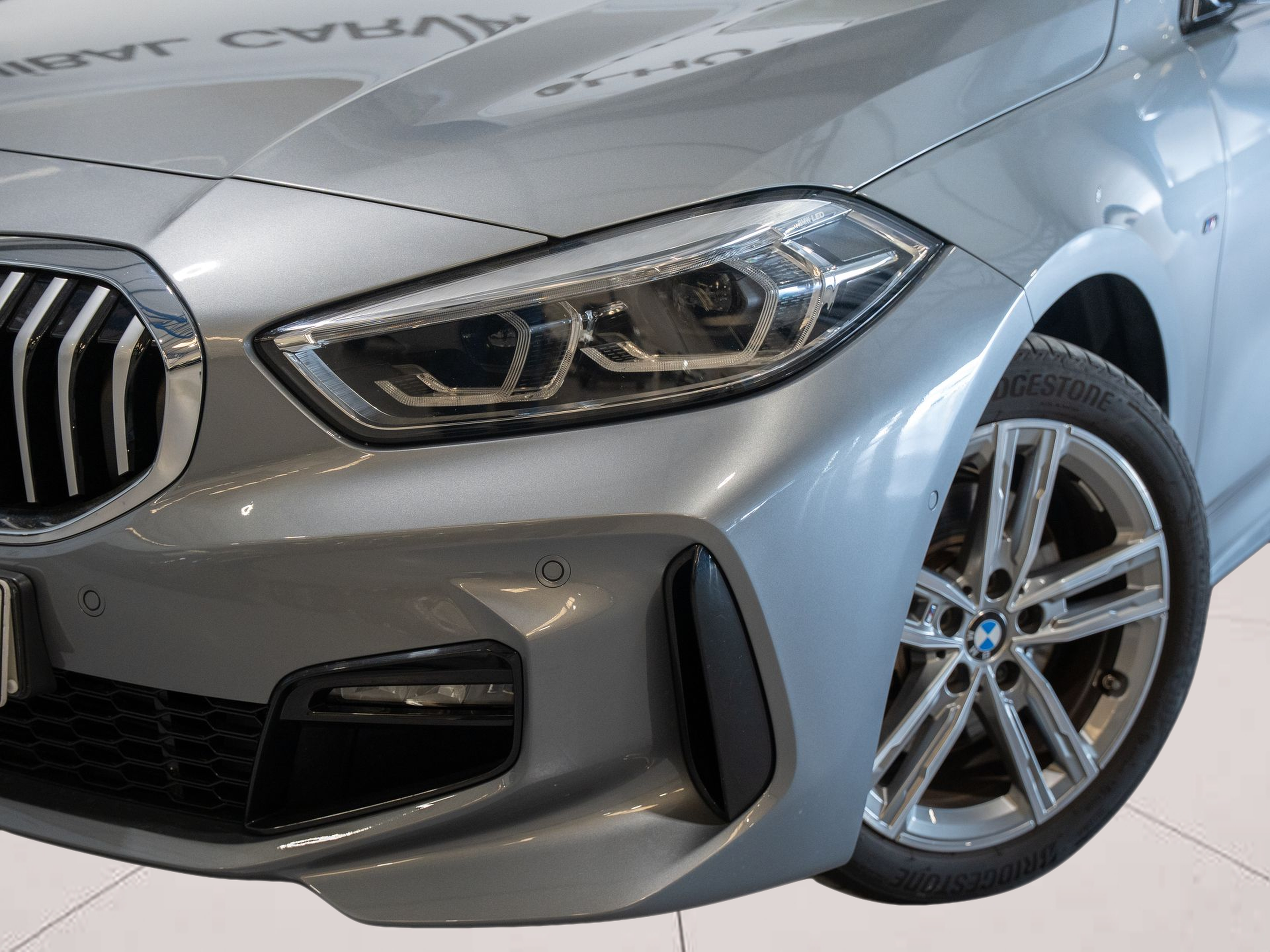 BMW Série 1 116d color Gris. Año 2024. 85KW(116CV). Diesel. En concesionario Aníbal Carvalho & Filhos, S.A. de Santarém