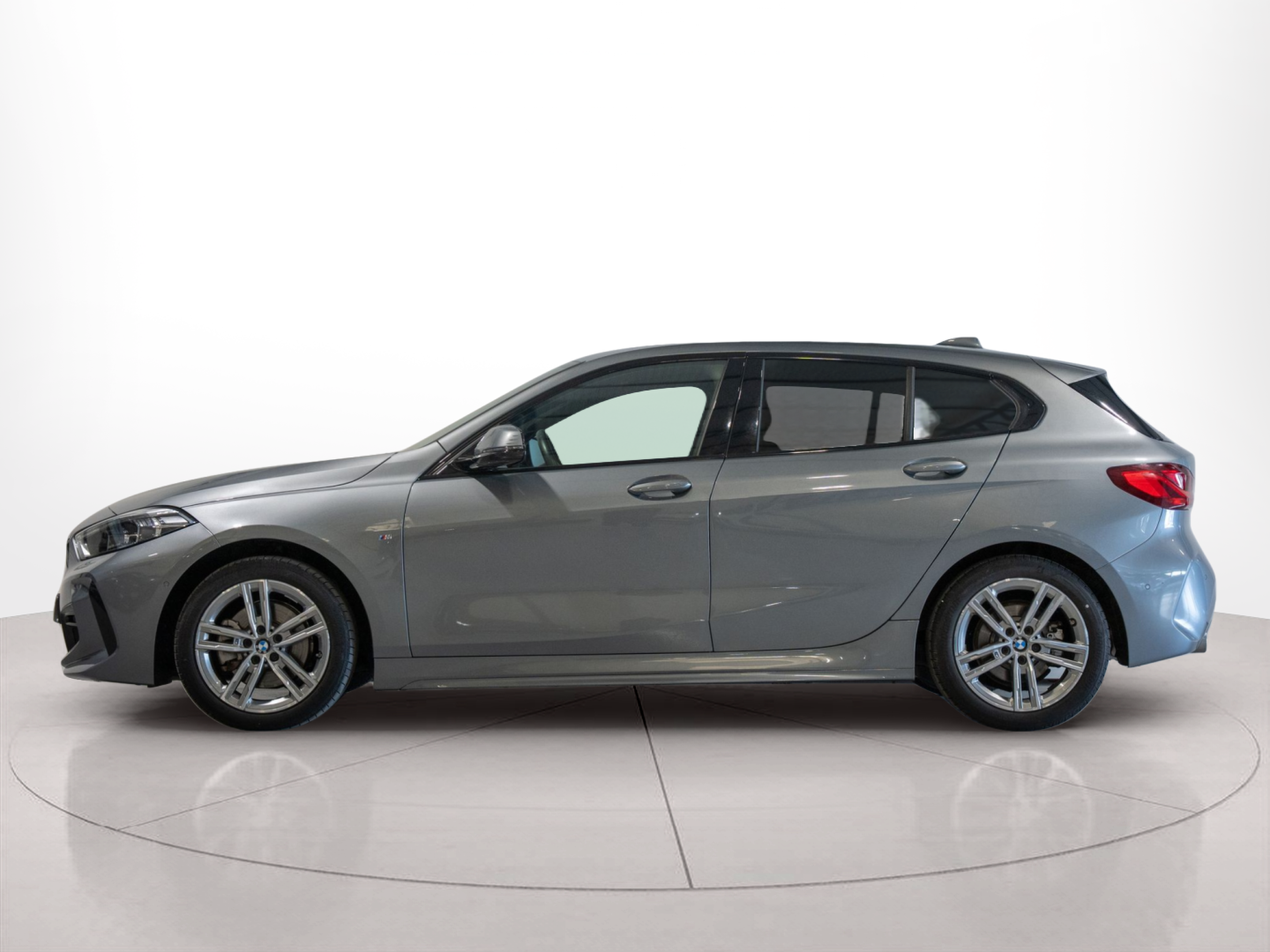 Fotos de BMW Série 1 116d color Gris. Año 2024. 85KW(116CV). Diesel. En concesionario Aníbal Carvalho & Filhos, S.A. de Santarém