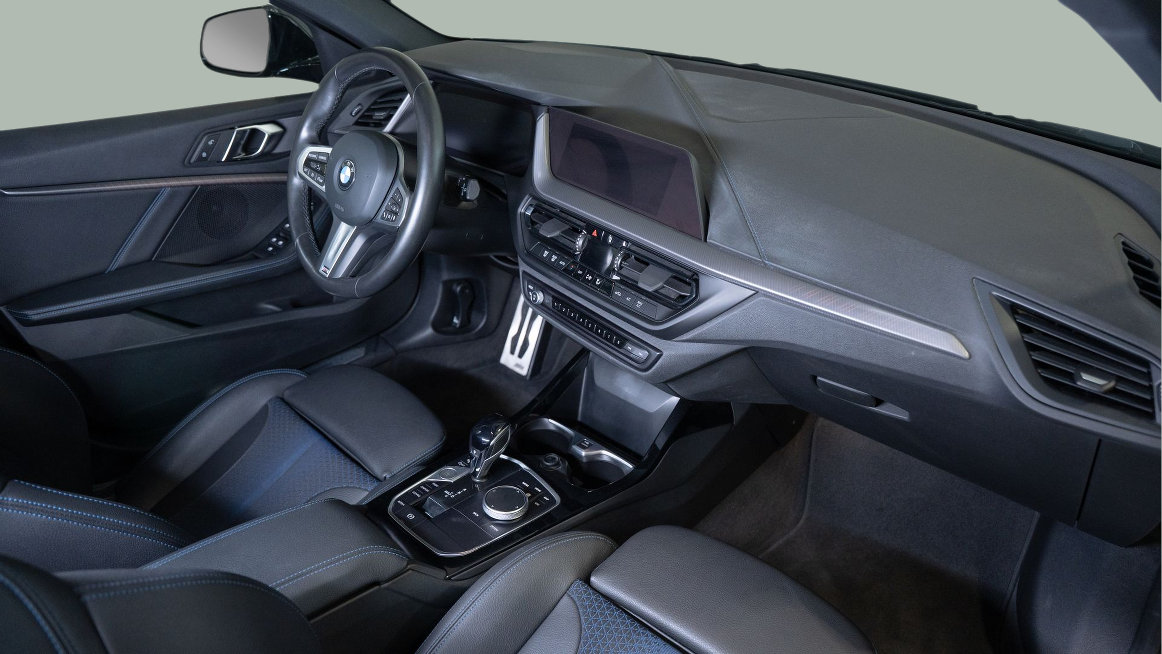 BMW Série 1 116d color Negro. Año 2024. 85KW(116CV). Diesel. En concesionario Aníbal Carvalho & Filhos, S.A. de Santarém