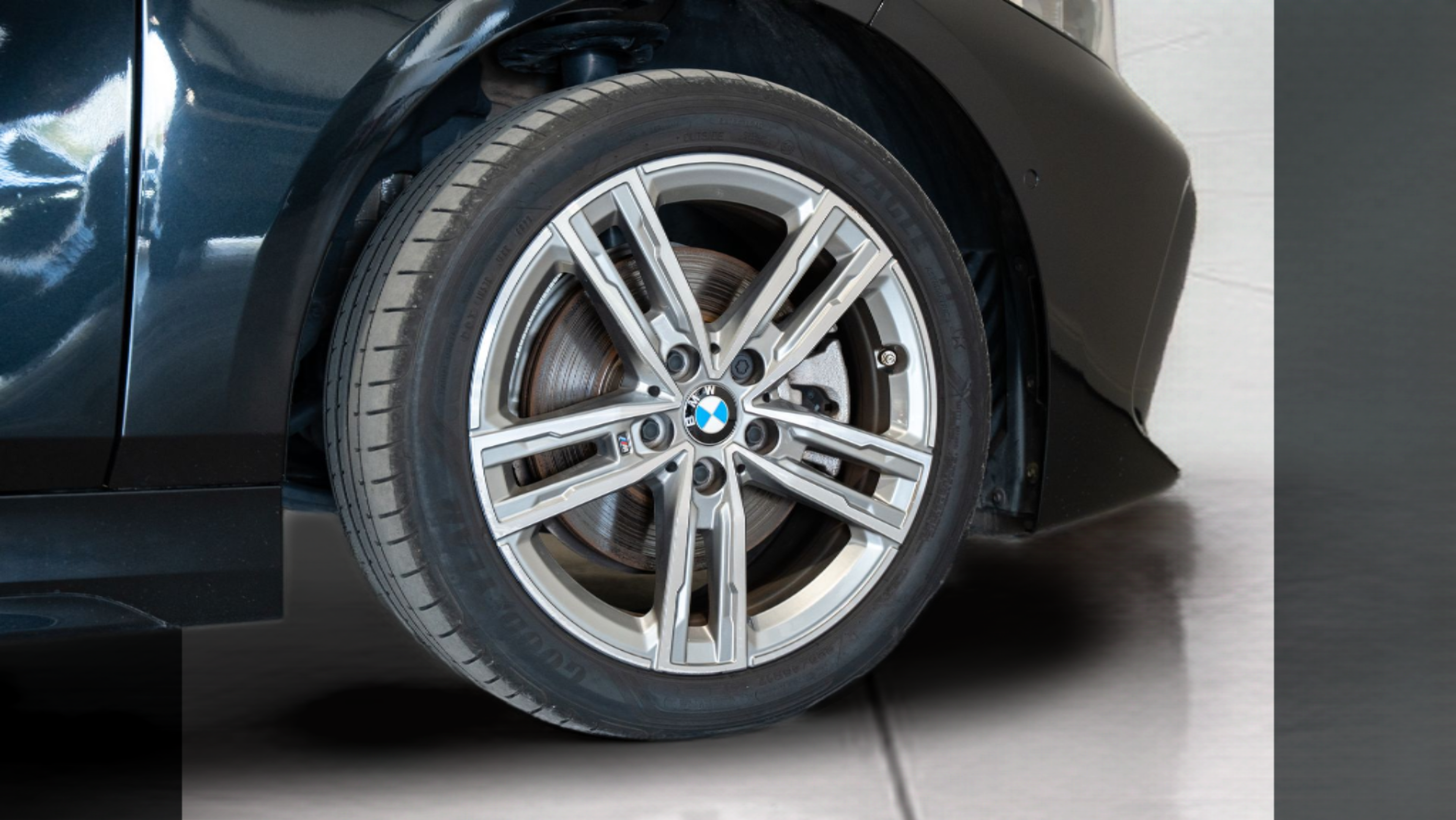 BMW Série 1 116d color Negro. Año 2024. 85KW(116CV). Diesel. En concesionario Aníbal Carvalho & Filhos, S.A. de Santarém