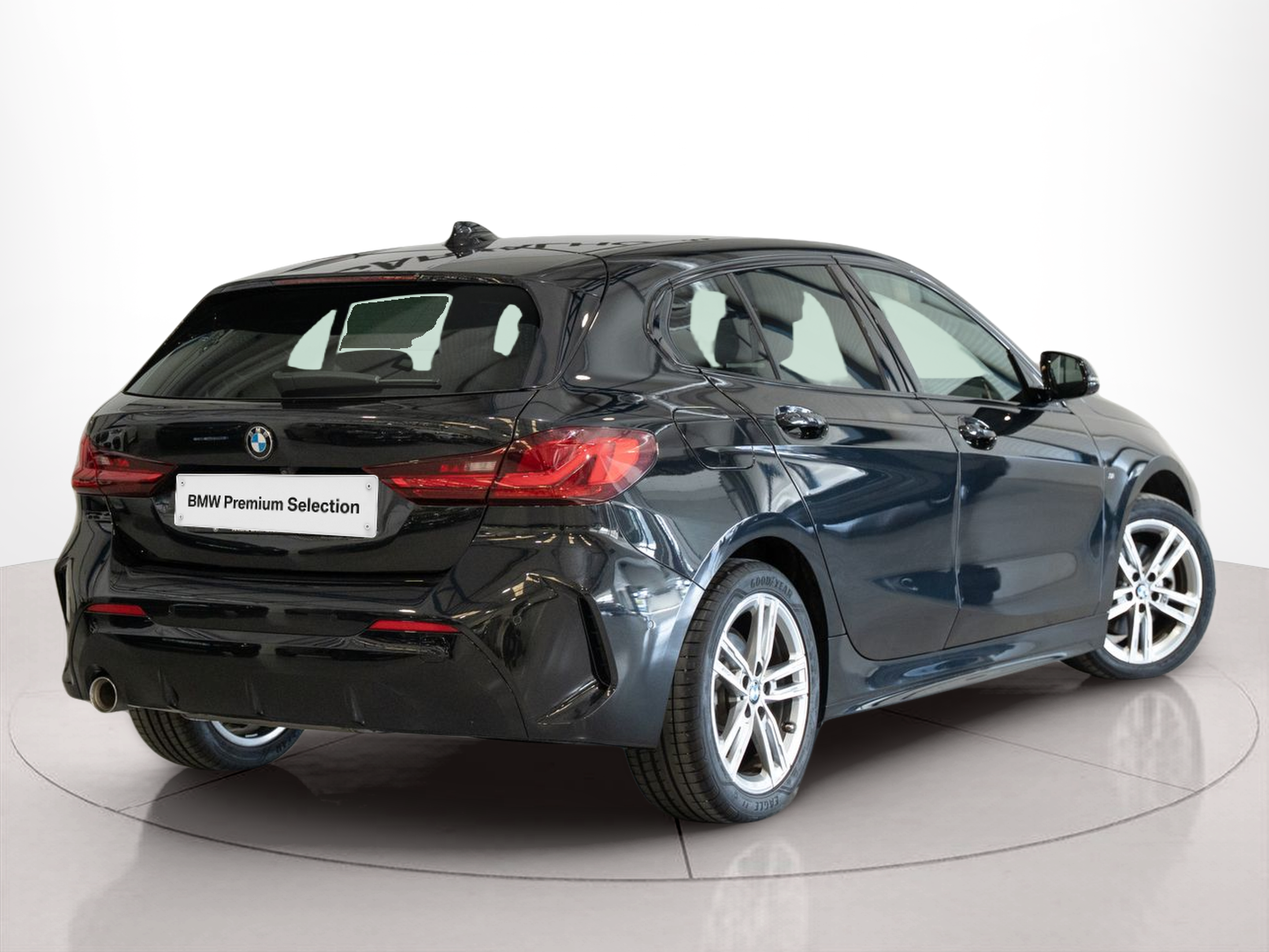 BMW Série 1 116d color Negro. Año 2024. 85KW(116CV). Diesel. En concesionario Aníbal Carvalho & Filhos, S.A. de Santarém