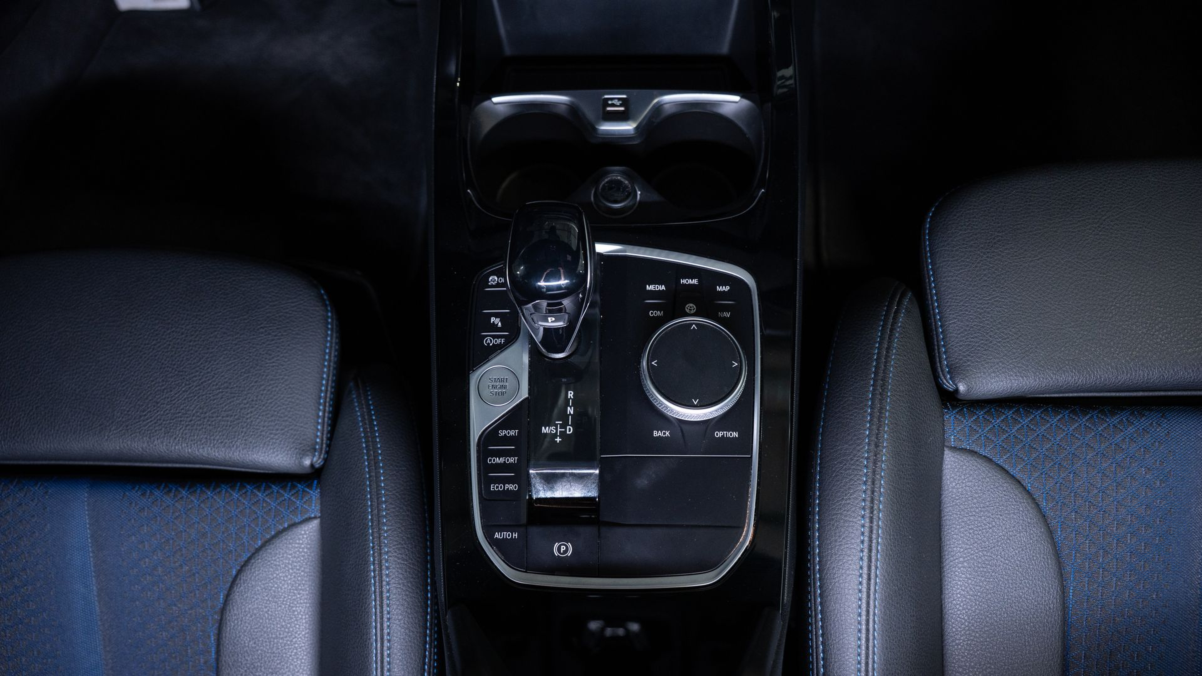 BMW Série 1 116d color Negro. Año 2024. 85KW(116CV). Diesel. En concesionario Aníbal Carvalho & Filhos, S.A. de Santarém