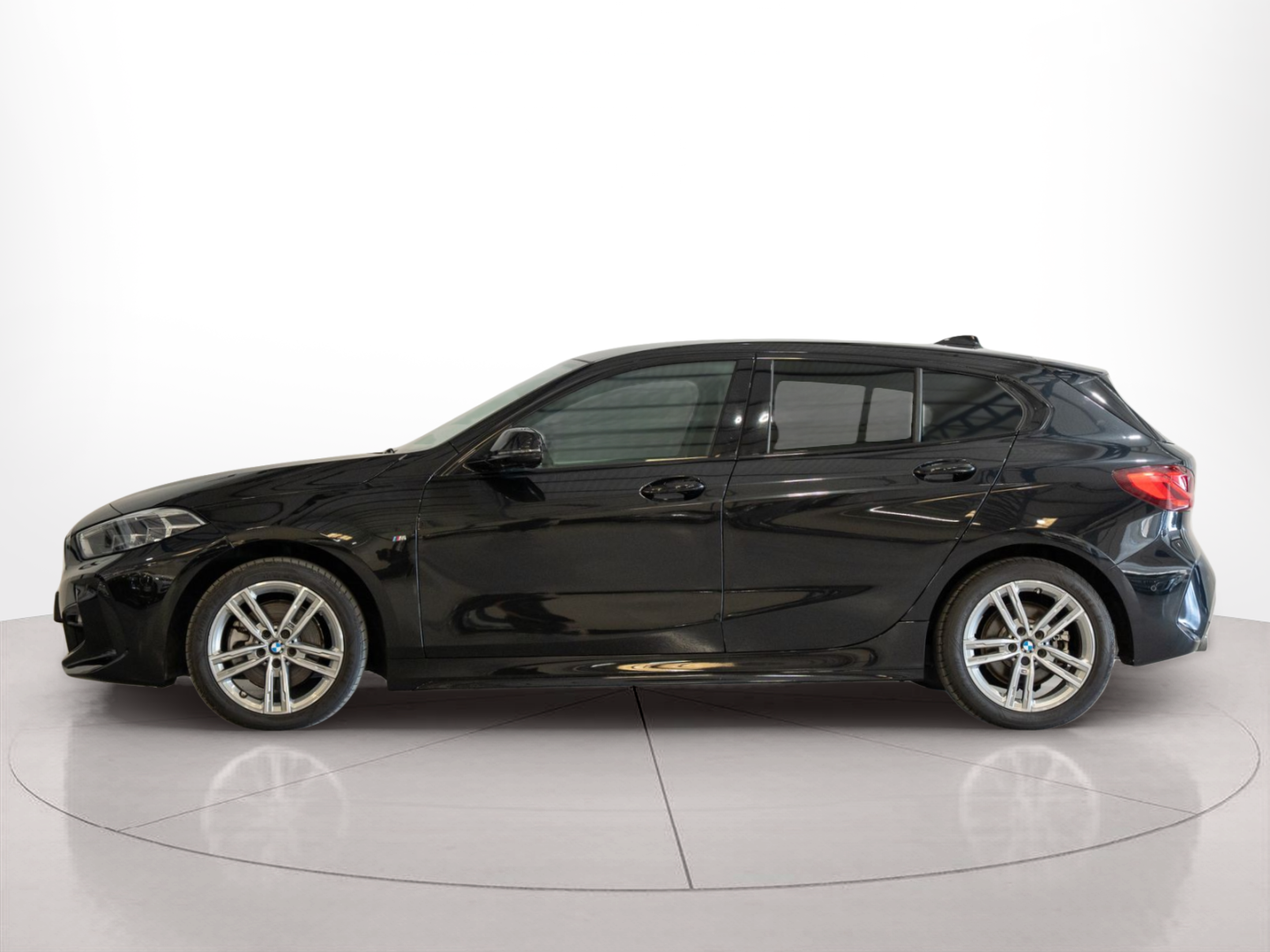 Fotos de BMW Série 1 116d color Negro. Año 2024. 85KW(116CV). Diesel. En concesionario Aníbal Carvalho & Filhos, S.A. de Santarém