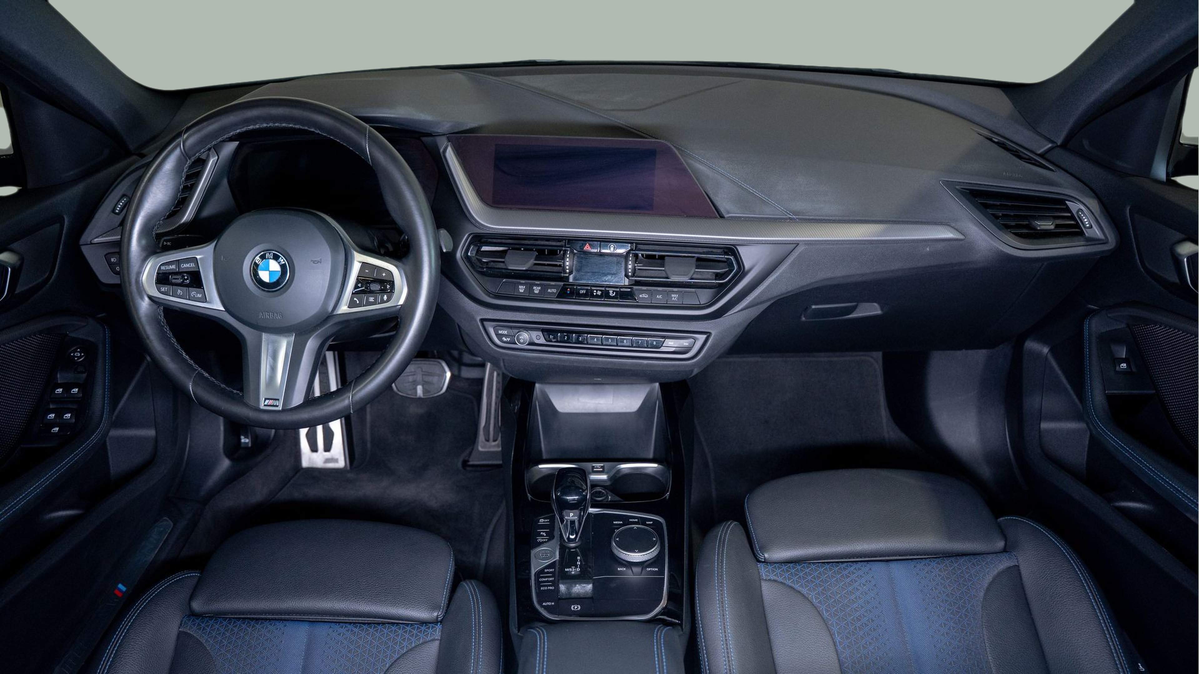 BMW Série 1 116d color Negro. Año 2024. 85KW(116CV). Diesel. En concesionario Aníbal Carvalho & Filhos, S.A. de Santarém