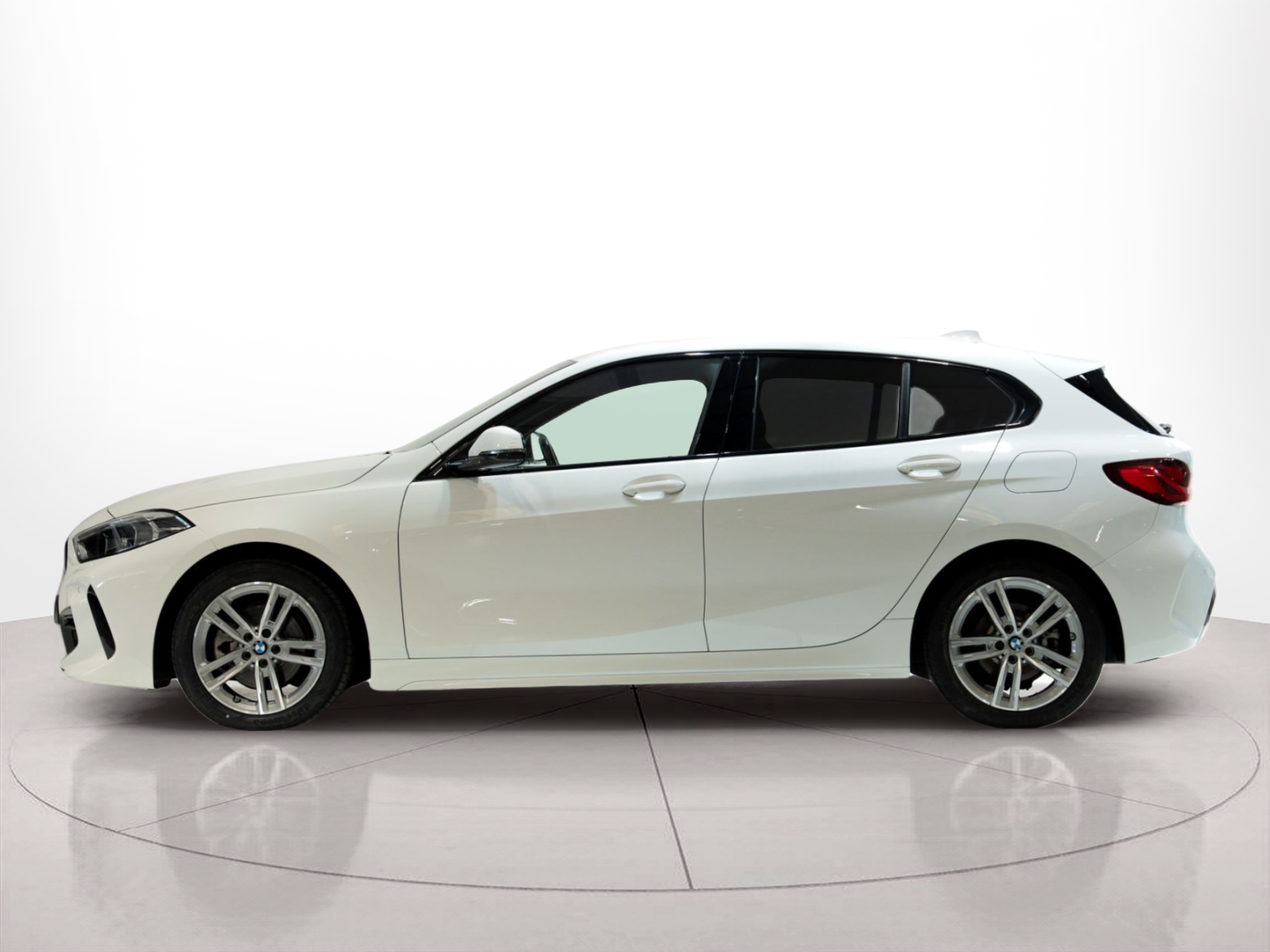 Fotos de BMW Série 1 116d color Blanco. Año 2023. 85KW(116CV). Diesel. En concesionario Aníbal Carvalho & Filhos, S.A. de Santarém