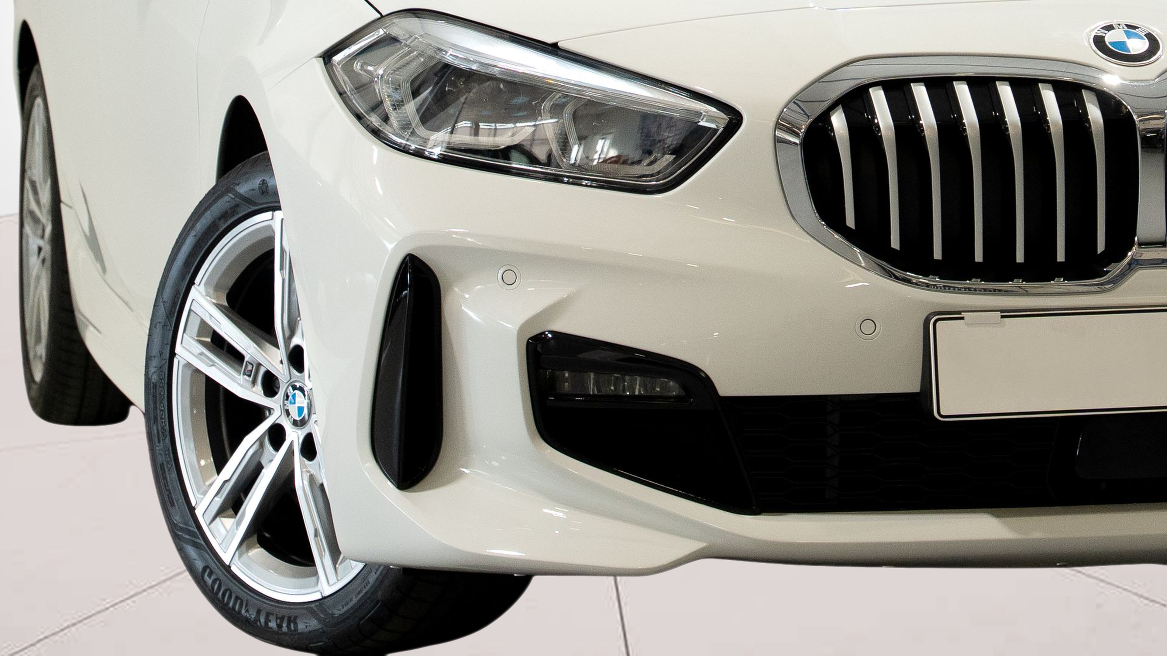 BMW Série 1 116d color Blanco. Año 2023. 85KW(116CV). Diesel. En concesionario Aníbal Carvalho & Filhos, S.A. de Santarém