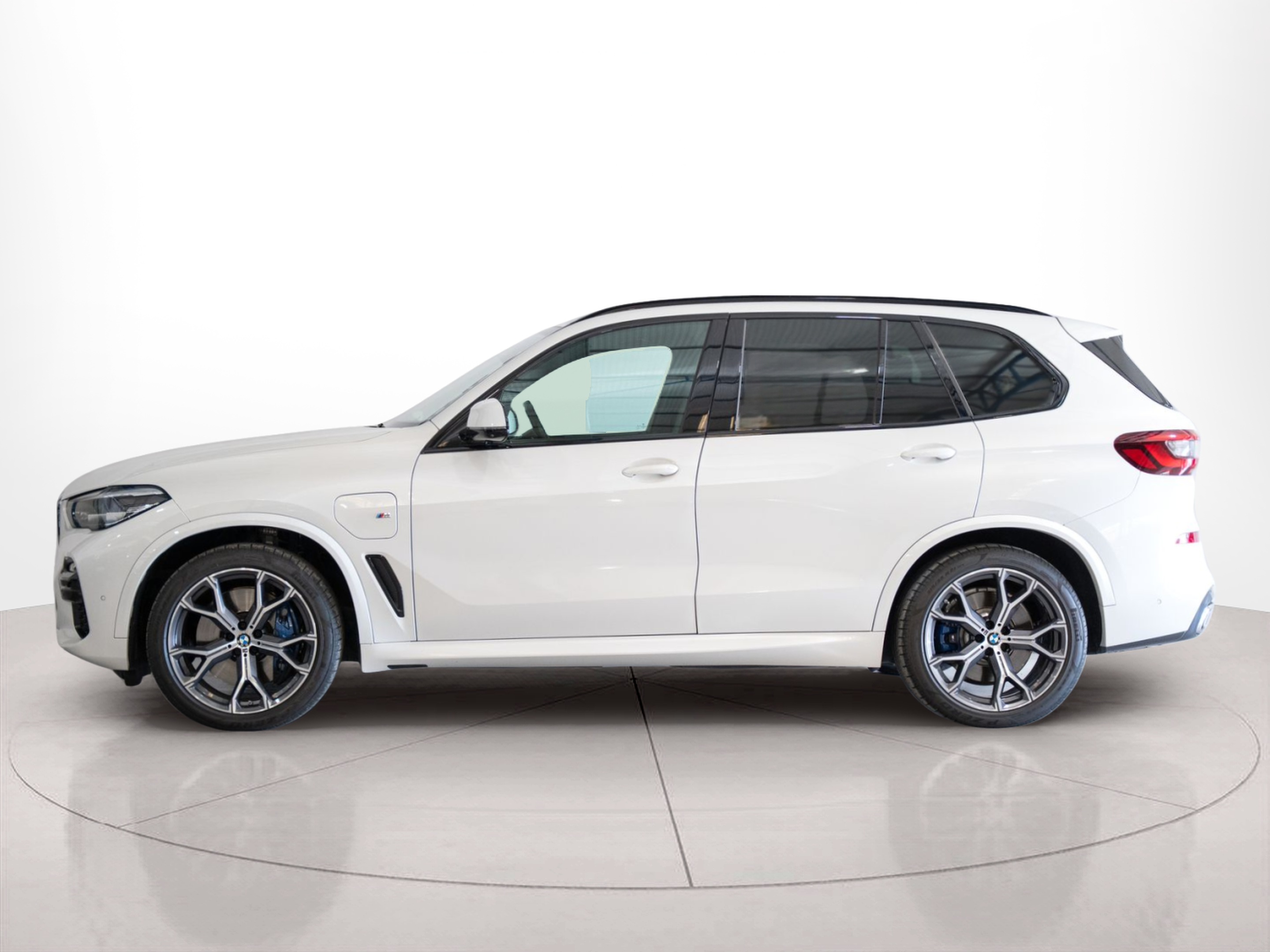 Fotos de BMW X5 xDrive45e color Blanco. Año 2021. 290KW(394CV). Elétrico / Gasolina Híbrido. En concesionario Aníbal Carvalho & Filhos, S.A. de Santarém