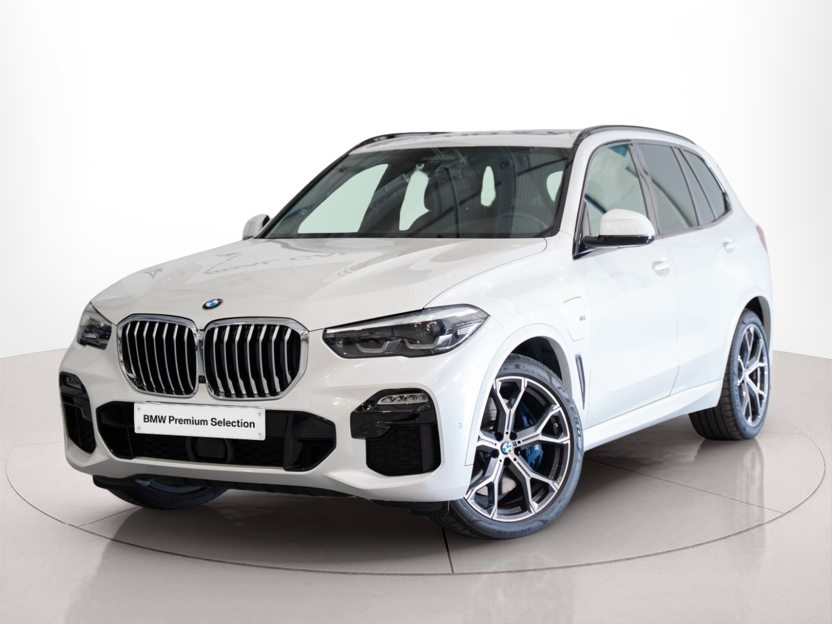 Fotos de BMW X5 xDrive45e color Blanco. Año 2021. 290KW(394CV). Elétrico / Gasolina Híbrido. En concesionario Aníbal Carvalho & Filhos, S.A. de Santarém