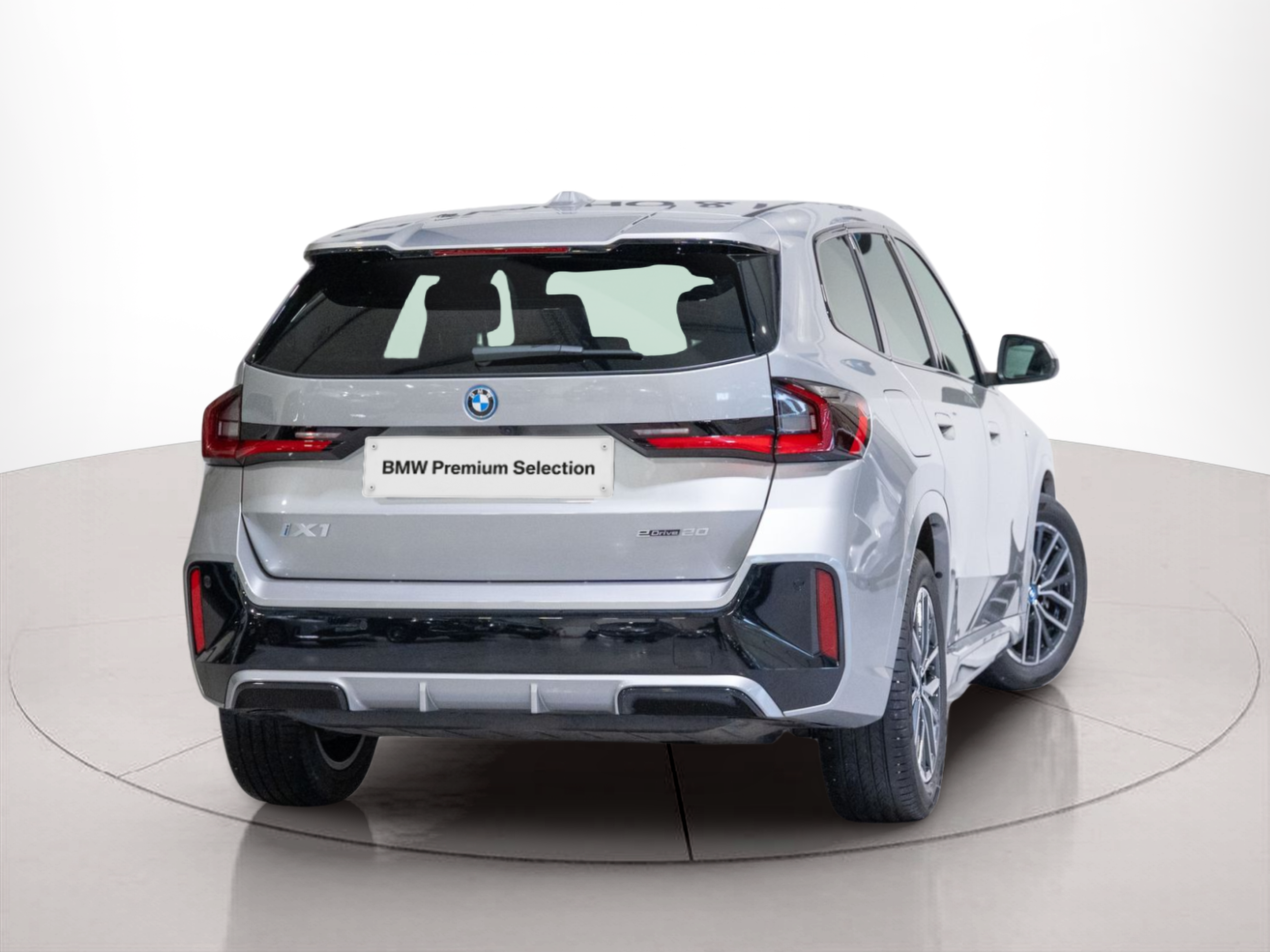 BMW iX1 eDrive20 color Gris Plata. Año 2024. 150KW(204CV). Elétrico. En concesionario Aníbal Carvalho & Filhos, S.A. de Santarém