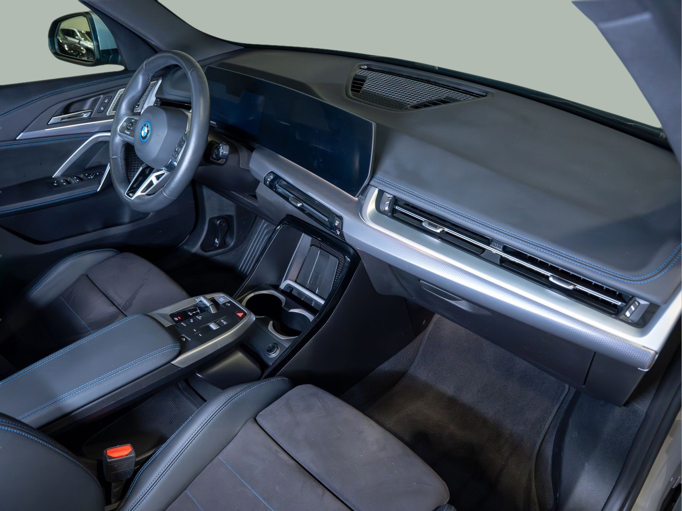 BMW iX1 eDrive20 color Gris Plata. Año 2024. 150KW(204CV). Elétrico. En concesionario Aníbal Carvalho & Filhos, S.A. de Santarém