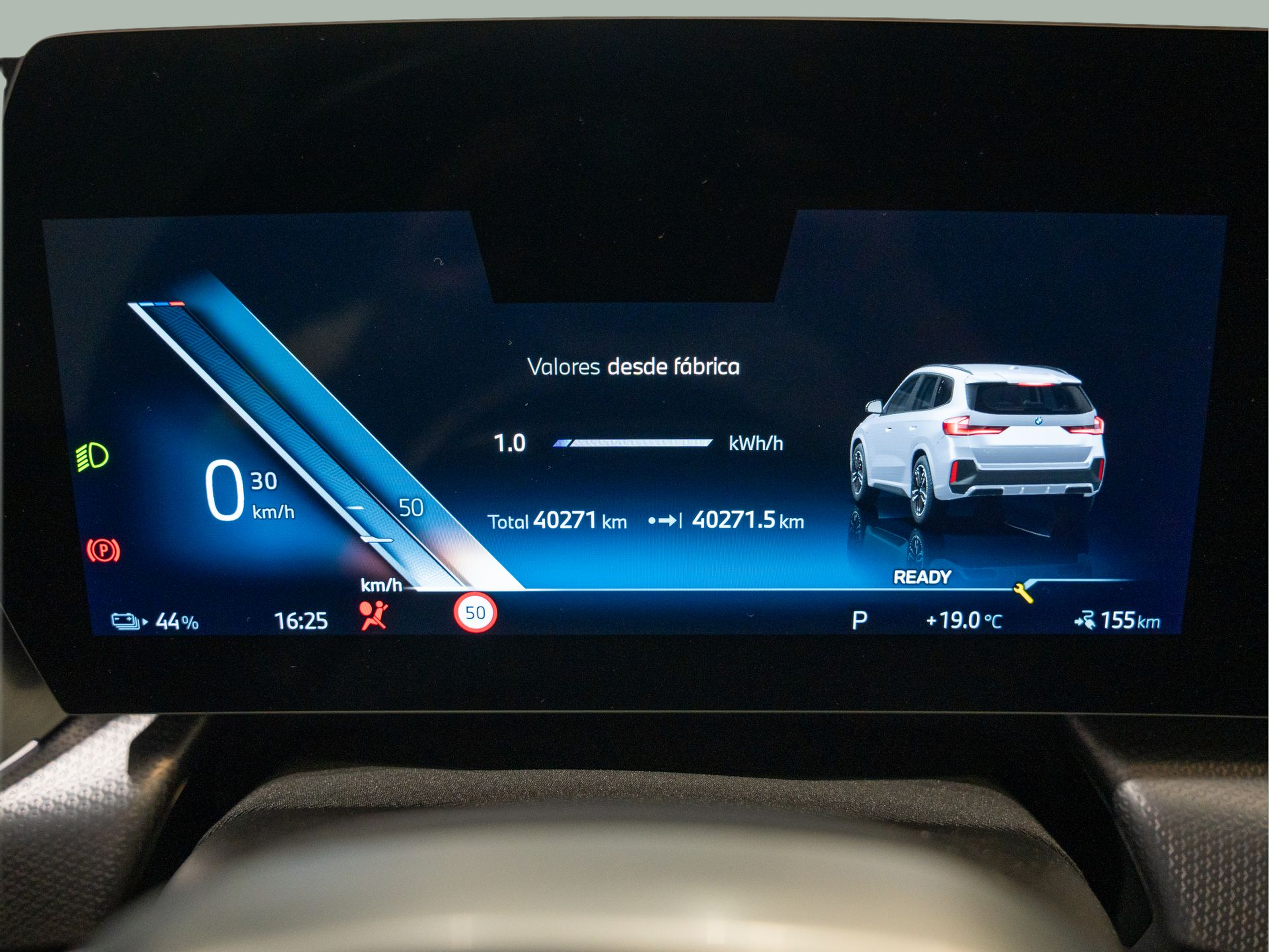 BMW iX1 eDrive20 color Gris Plata. Año 2024. 150KW(204CV). Elétrico. En concesionario Aníbal Carvalho & Filhos, S.A. de Santarém