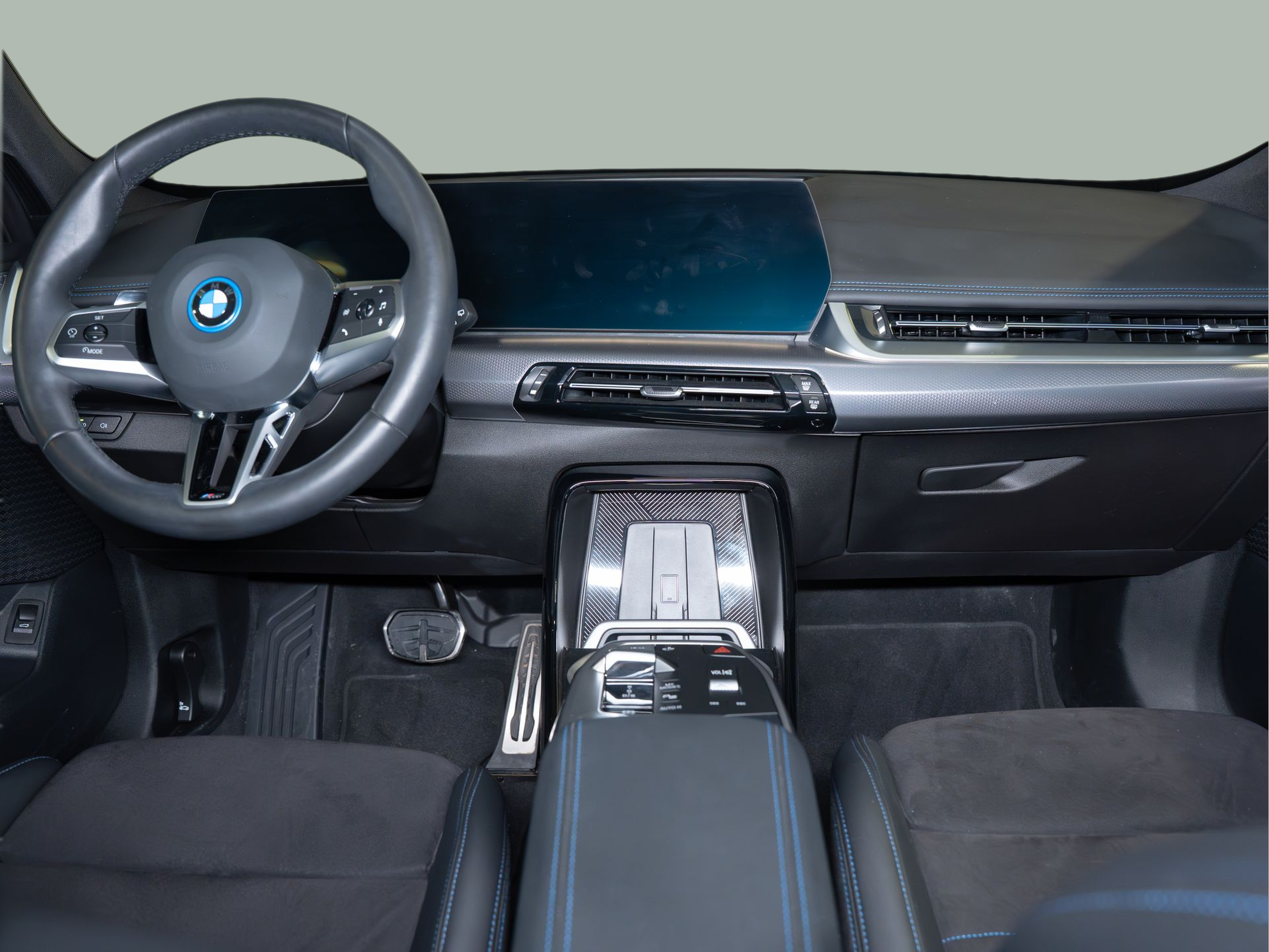 BMW iX1 eDrive20 color Gris Plata. Año 2024. 150KW(204CV). Elétrico. En concesionario Aníbal Carvalho & Filhos, S.A. de Santarém