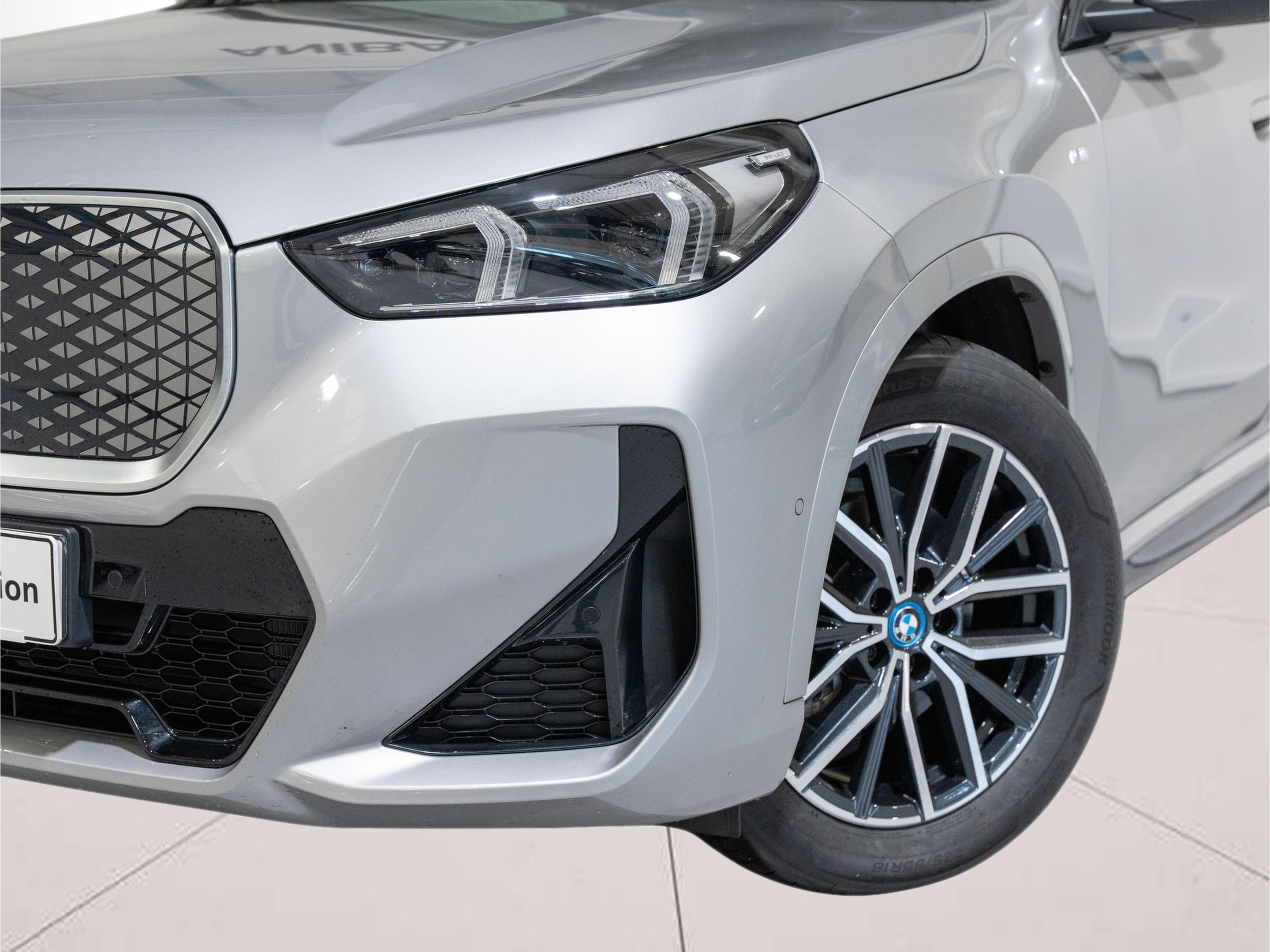 BMW iX1 eDrive20 color Gris Plata. Año 2024. 150KW(204CV). Elétrico. En concesionario Aníbal Carvalho & Filhos, S.A. de Santarém