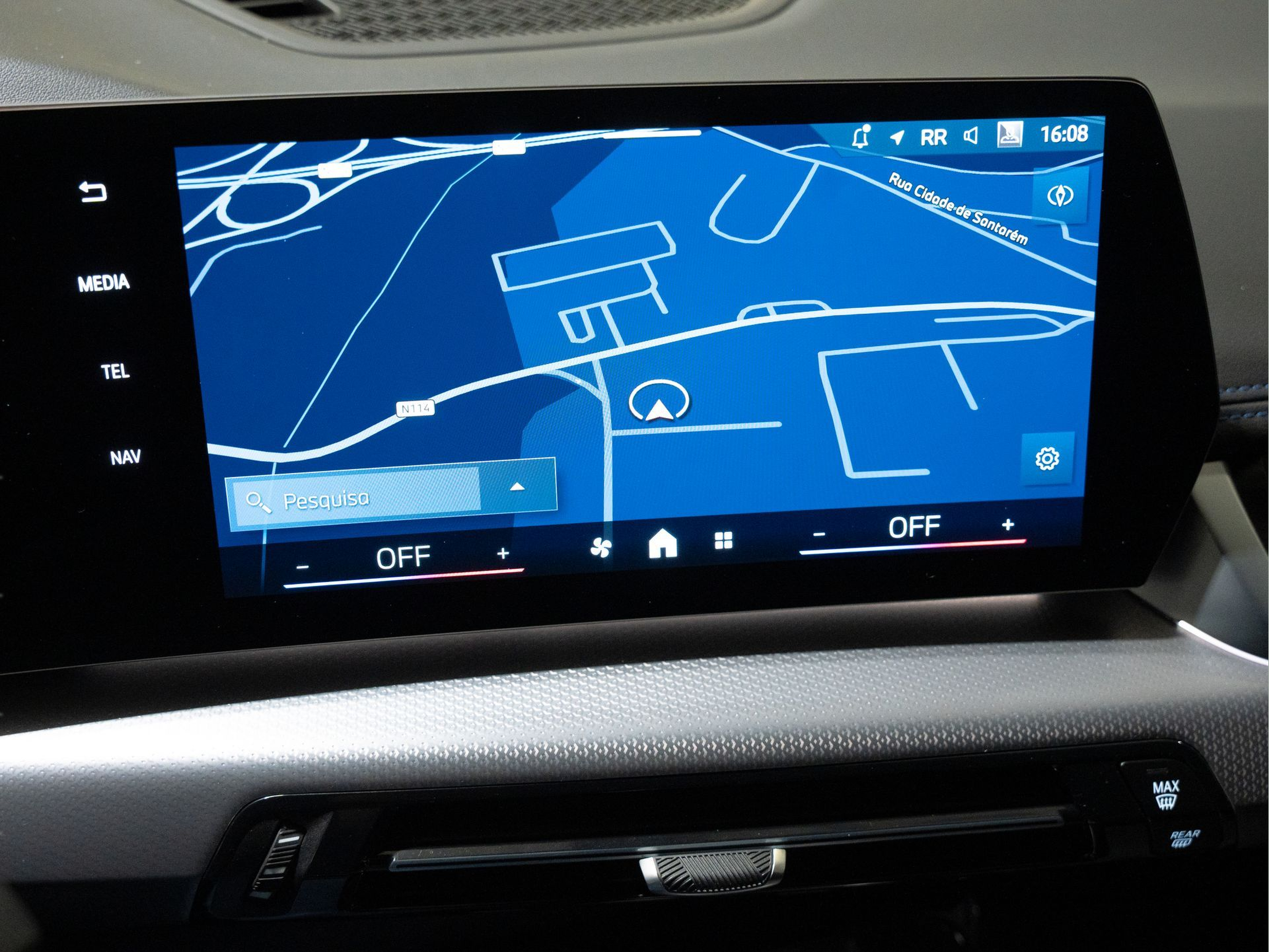 BMW iX1 eDrive20 color Gris Plata. Año 2024. 150KW(204CV). Elétrico. En concesionario Aníbal Carvalho & Filhos, S.A. de Santarém