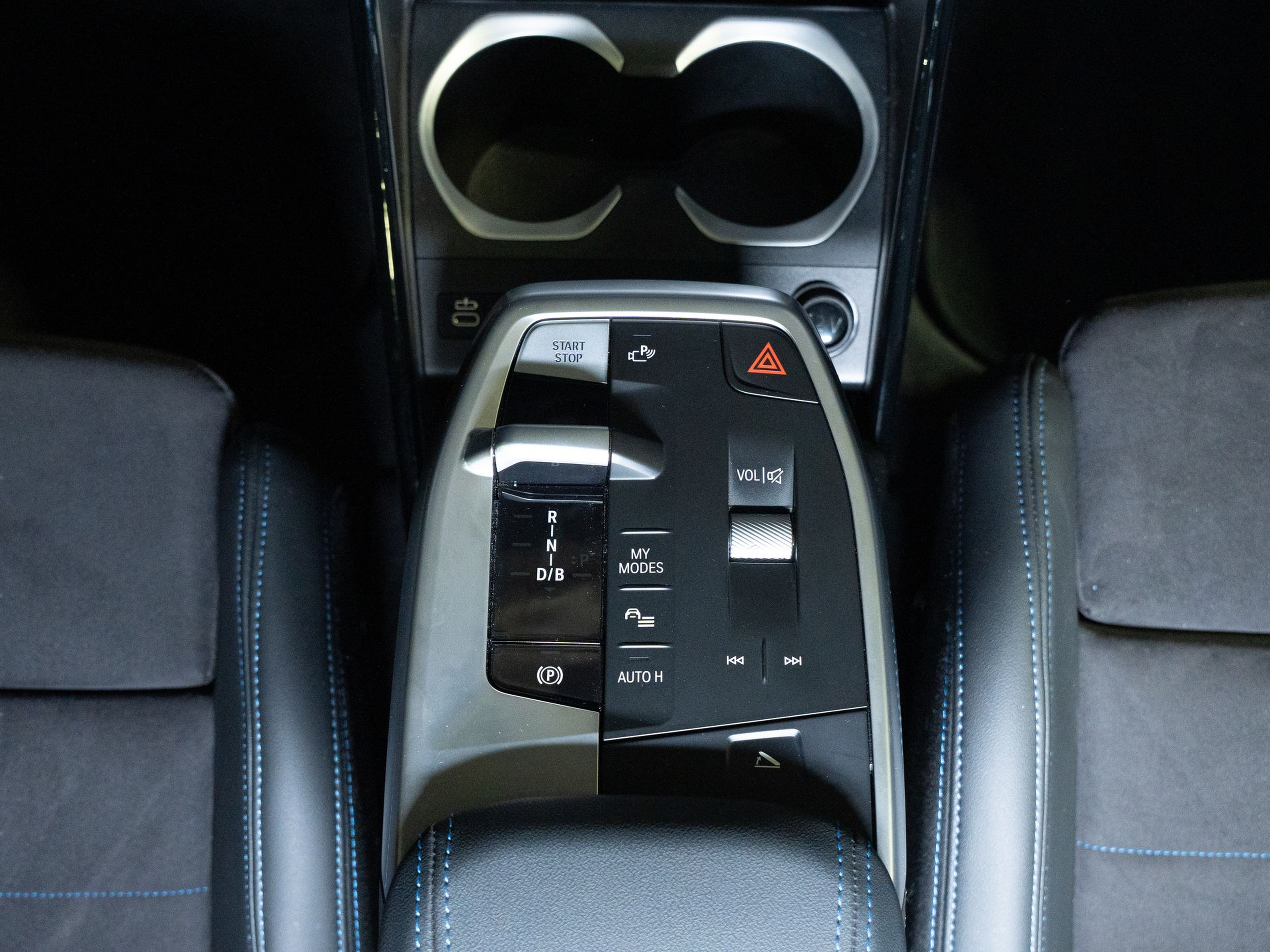 BMW iX1 eDrive20 color Gris Plata. Año 2024. 150KW(204CV). Elétrico. En concesionario Aníbal Carvalho & Filhos, S.A. de Santarém