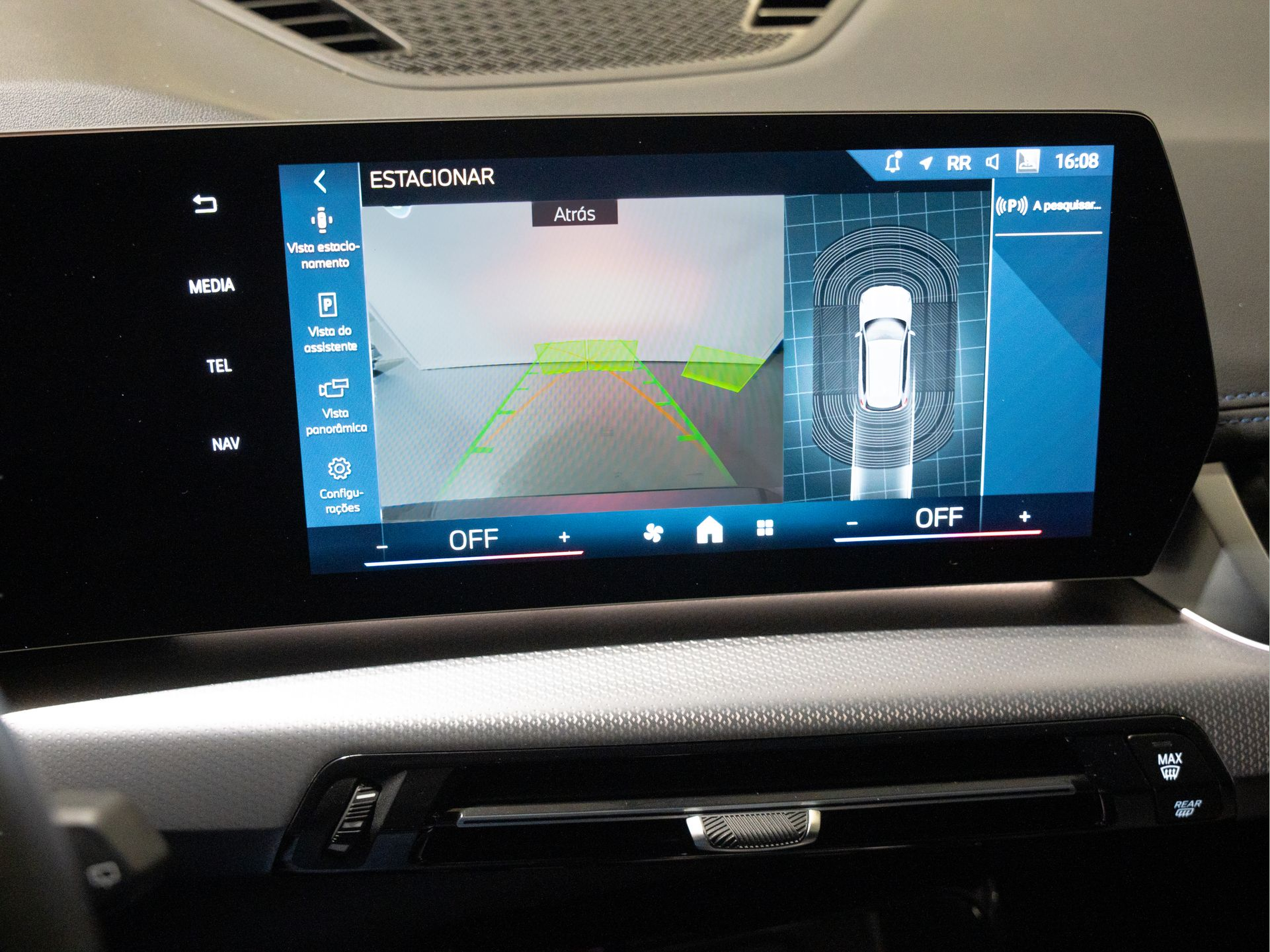 BMW iX1 eDrive20 color Gris Plata. Año 2024. 150KW(204CV). Elétrico. En concesionario Aníbal Carvalho & Filhos, S.A. de Santarém