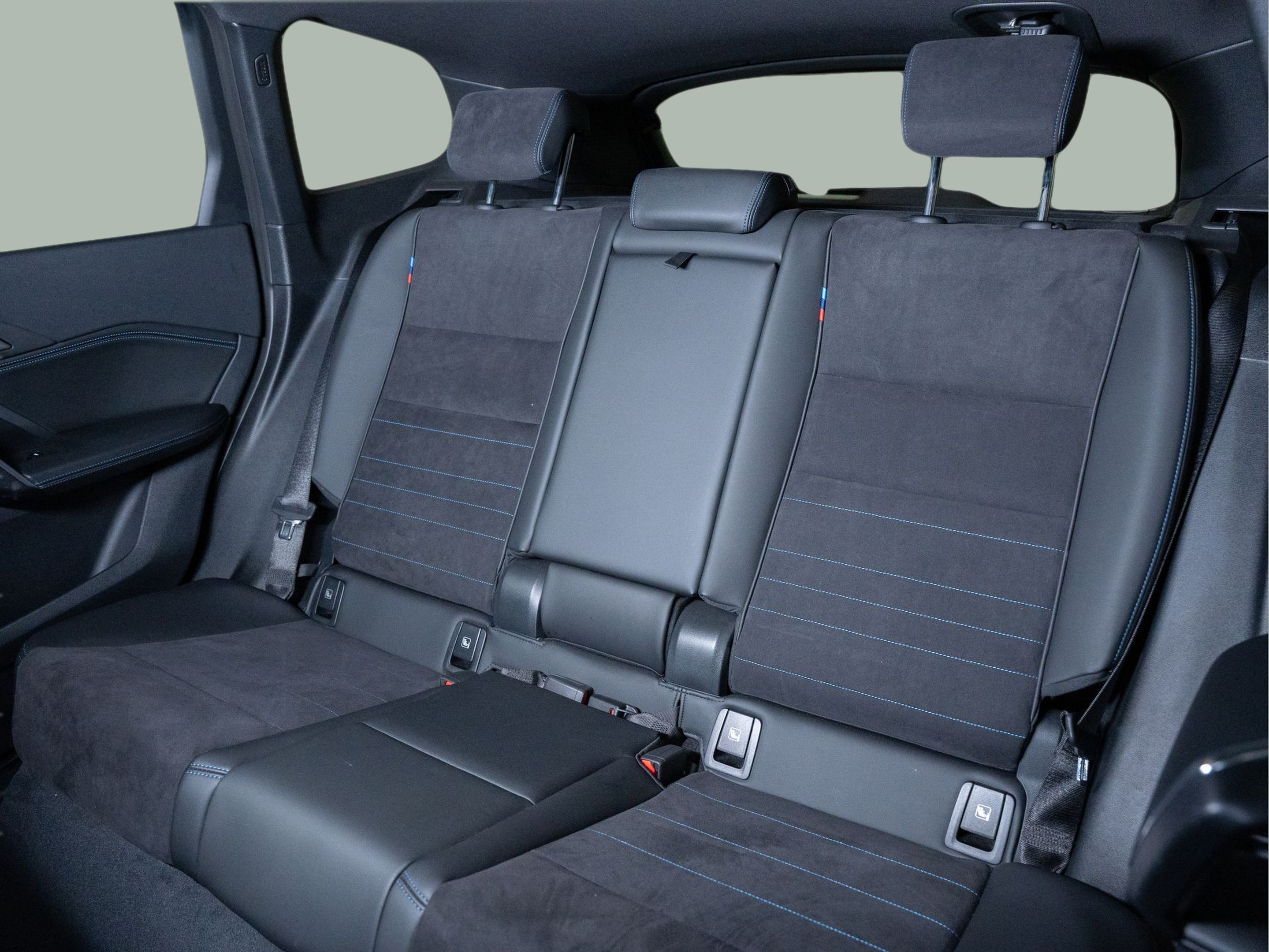 BMW iX1 eDrive20 color Gris Plata. Año 2024. 150KW(204CV). Elétrico. En concesionario Aníbal Carvalho & Filhos, S.A. de Santarém