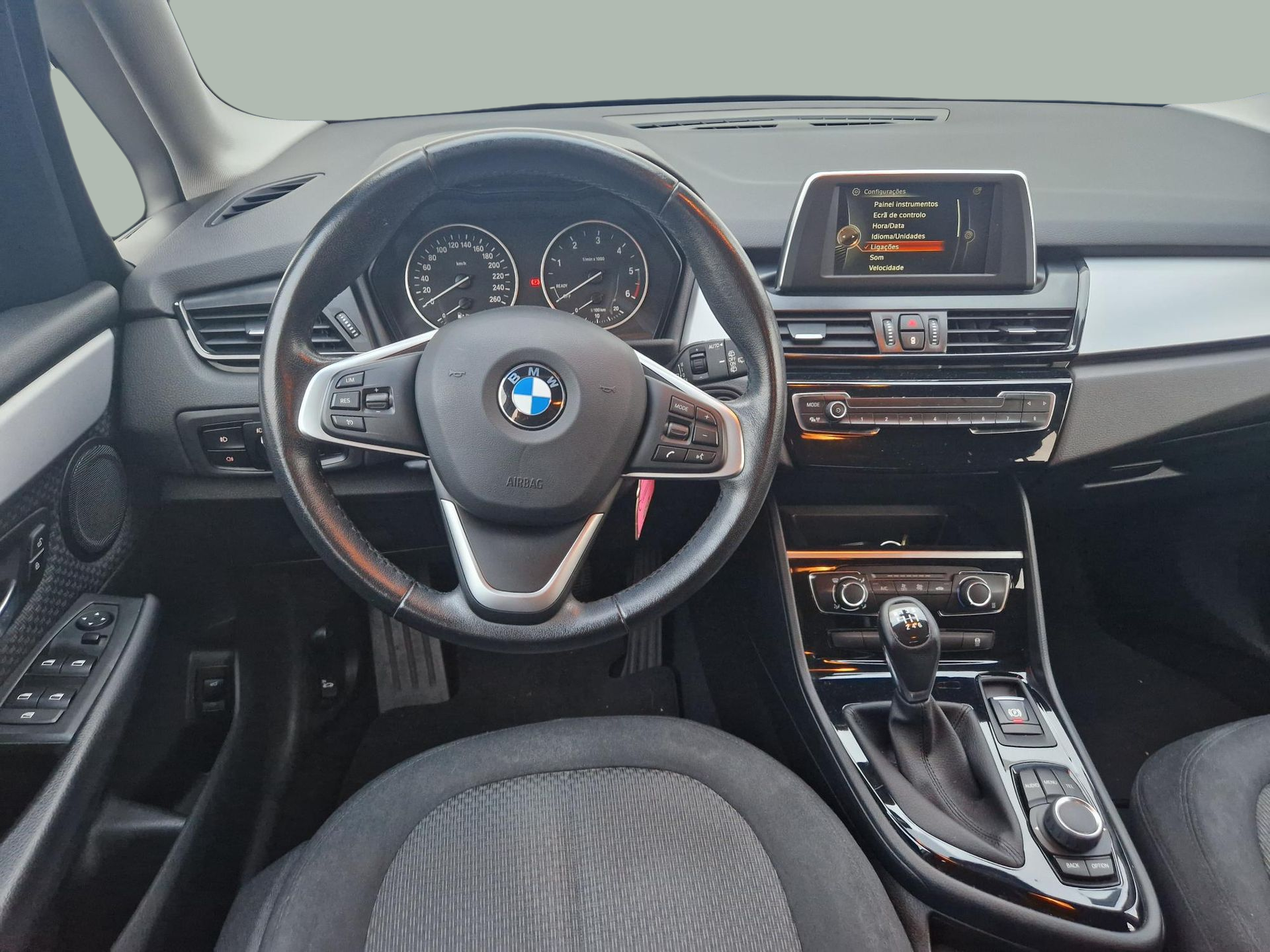 BMW Série 2 216d Active Tourer color Blanco. Año 2016. 85KW(116CV). Diesel. En concesionario Auto Açoreana de Rui & Gastao, Lda de Ponta Delgada