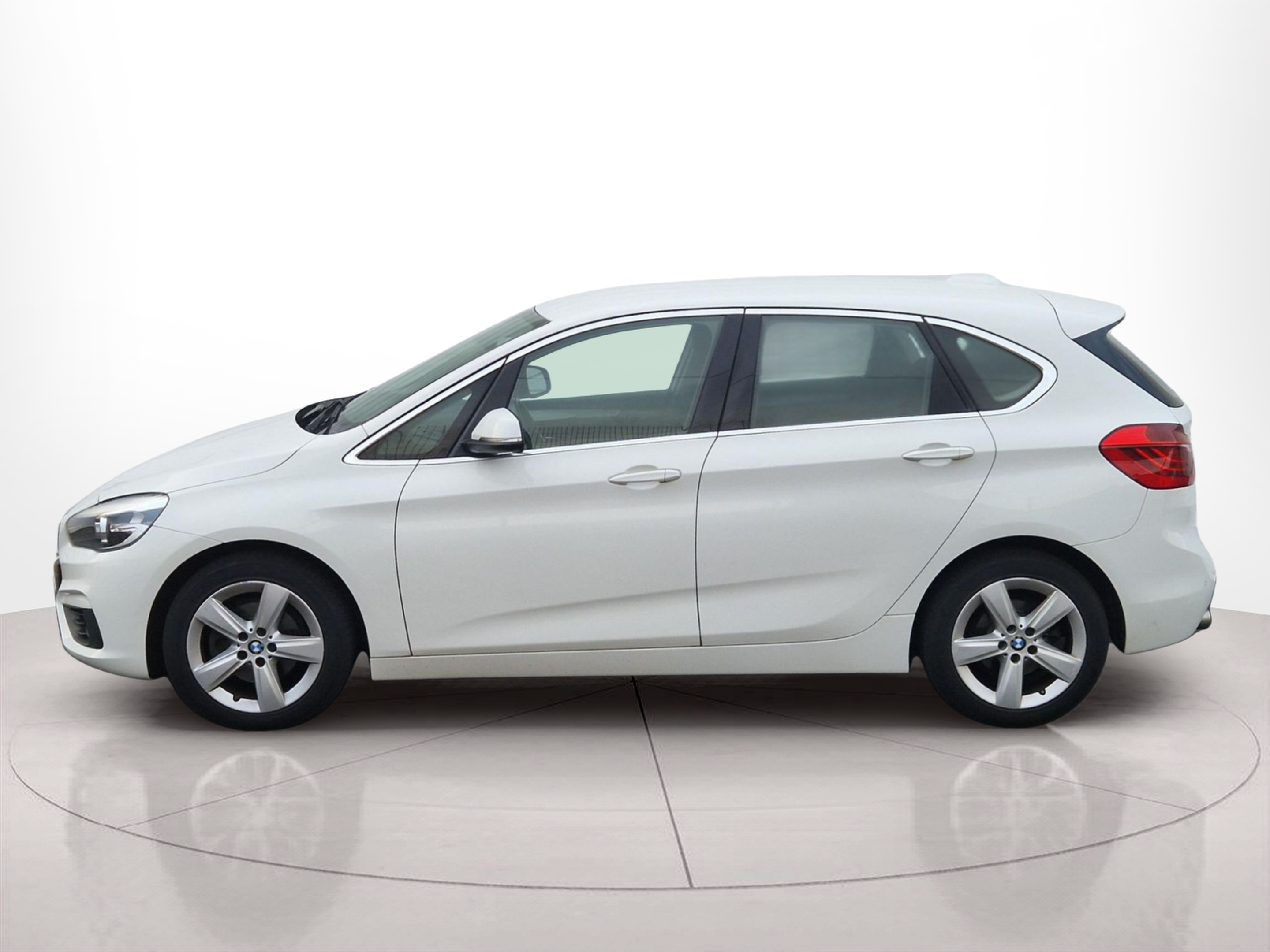 Fotos de BMW Série 2 216d Active Tourer color Blanco. Año 2016. 85KW(116CV). Diesel. En concesionario Auto Açoreana de Rui & Gastao, Lda de Ponta Delgada