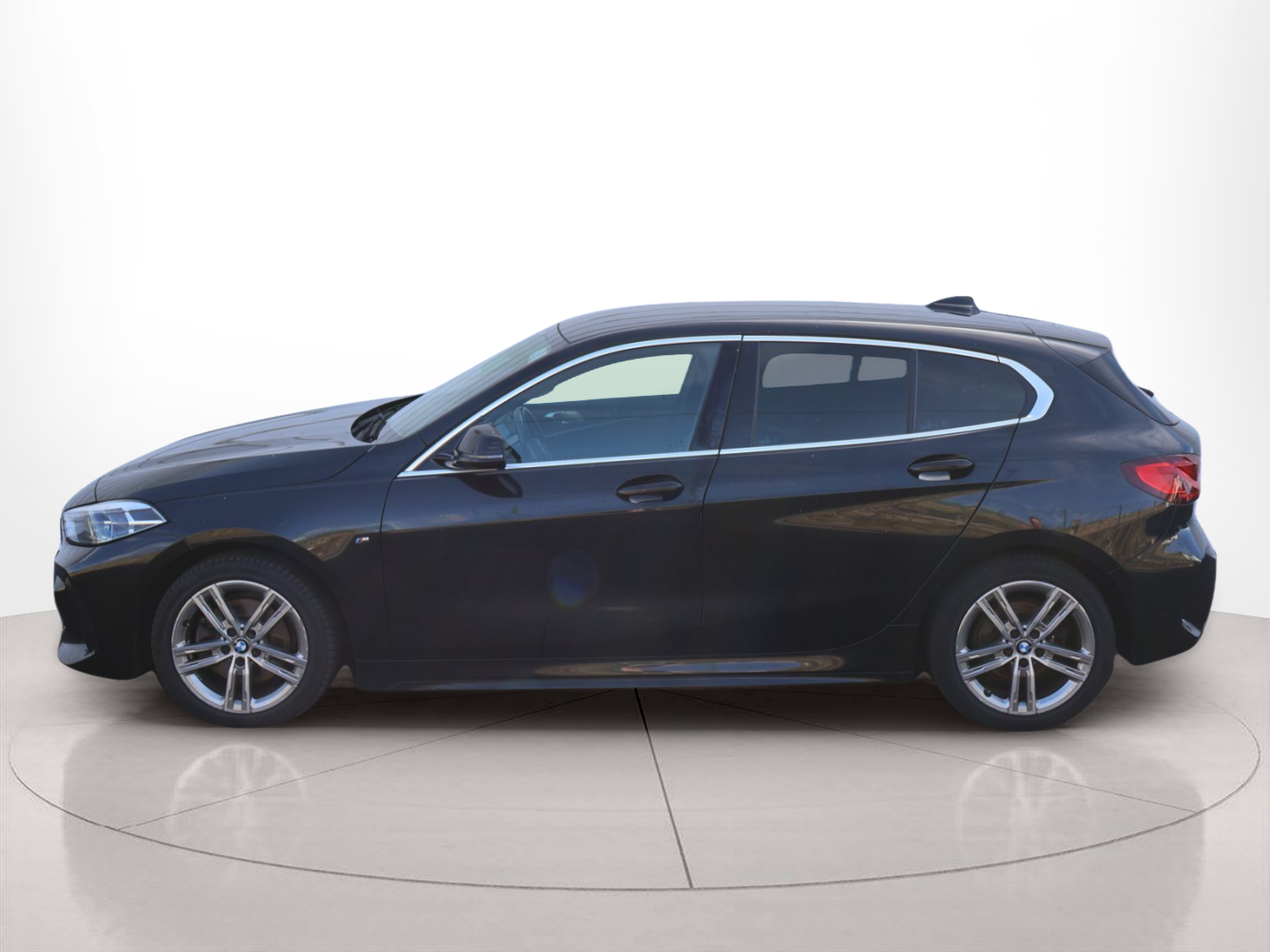 Fotos de BMW Série 1 116d color Negro. Año 2021. 85KW(116CV). Diesel. En concesionario Auto Açoreana de Rui & Gastao, Lda de Ponta Delgada