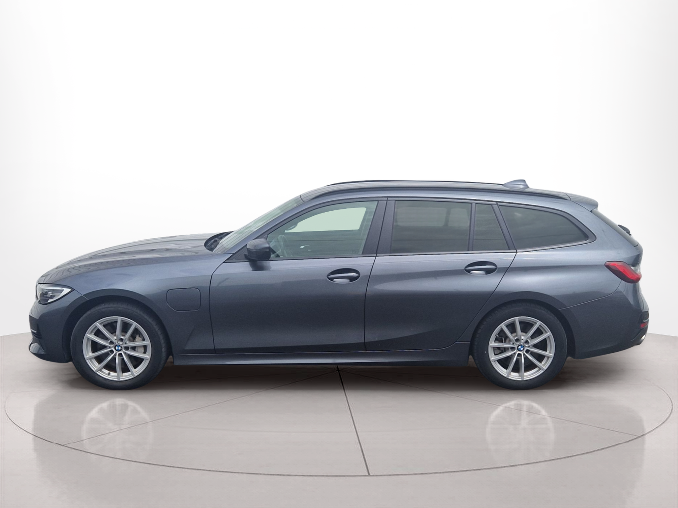 Fotos de BMW Série 3 330e Touring color Gris. Año 2021. 215KW(292CV). Elétrico / Gasolina Híbrido. En concesionario Auto Açoreana de Rui & Gastao, Lda de Ponta Delgada