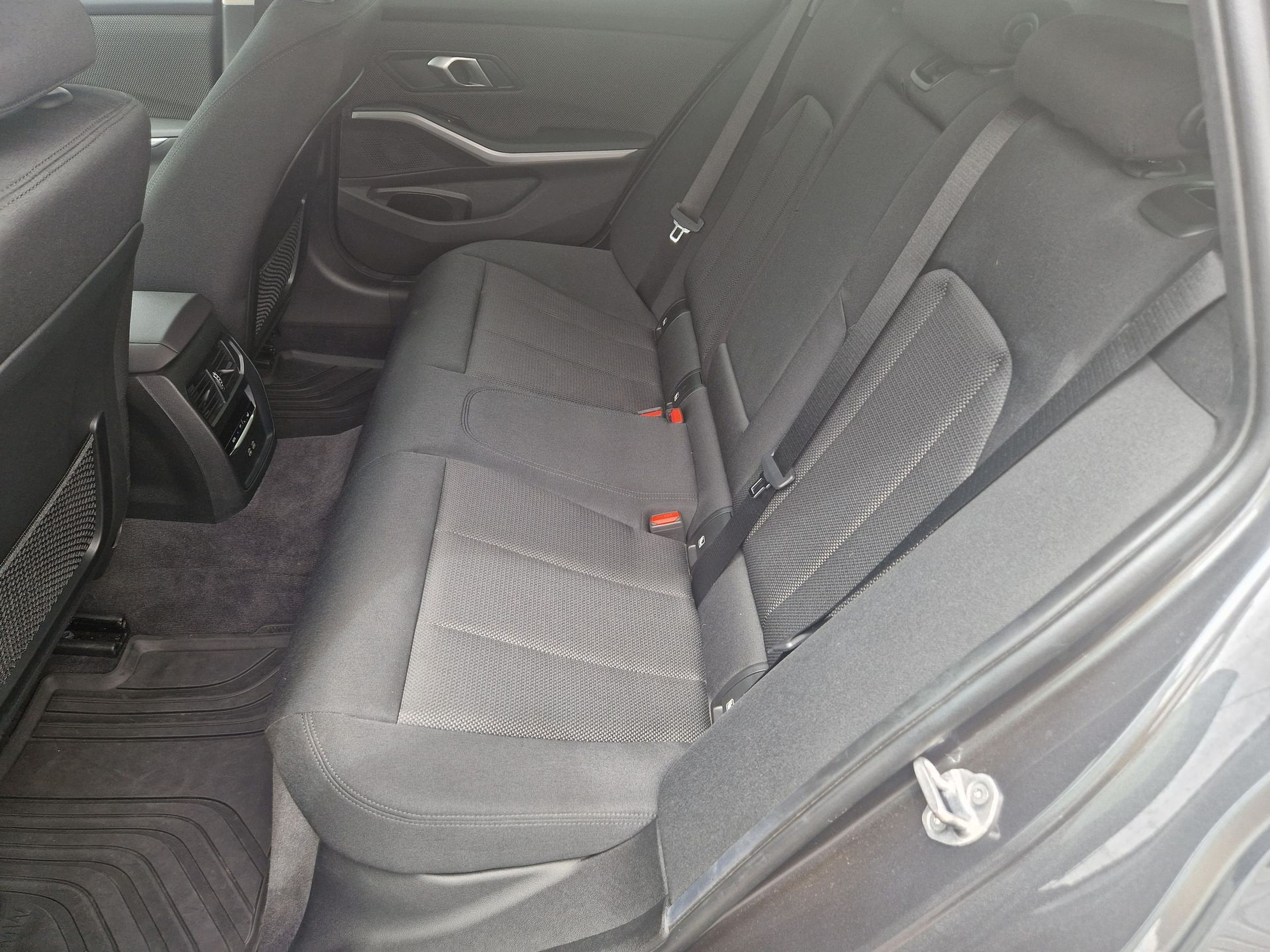 BMW Série 3 330e Touring color Gris. Año 2021. 215KW(292CV). Elétrico / Gasolina Híbrido. En concesionario Auto Açoreana de Rui & Gastao, Lda de Ponta Delgada