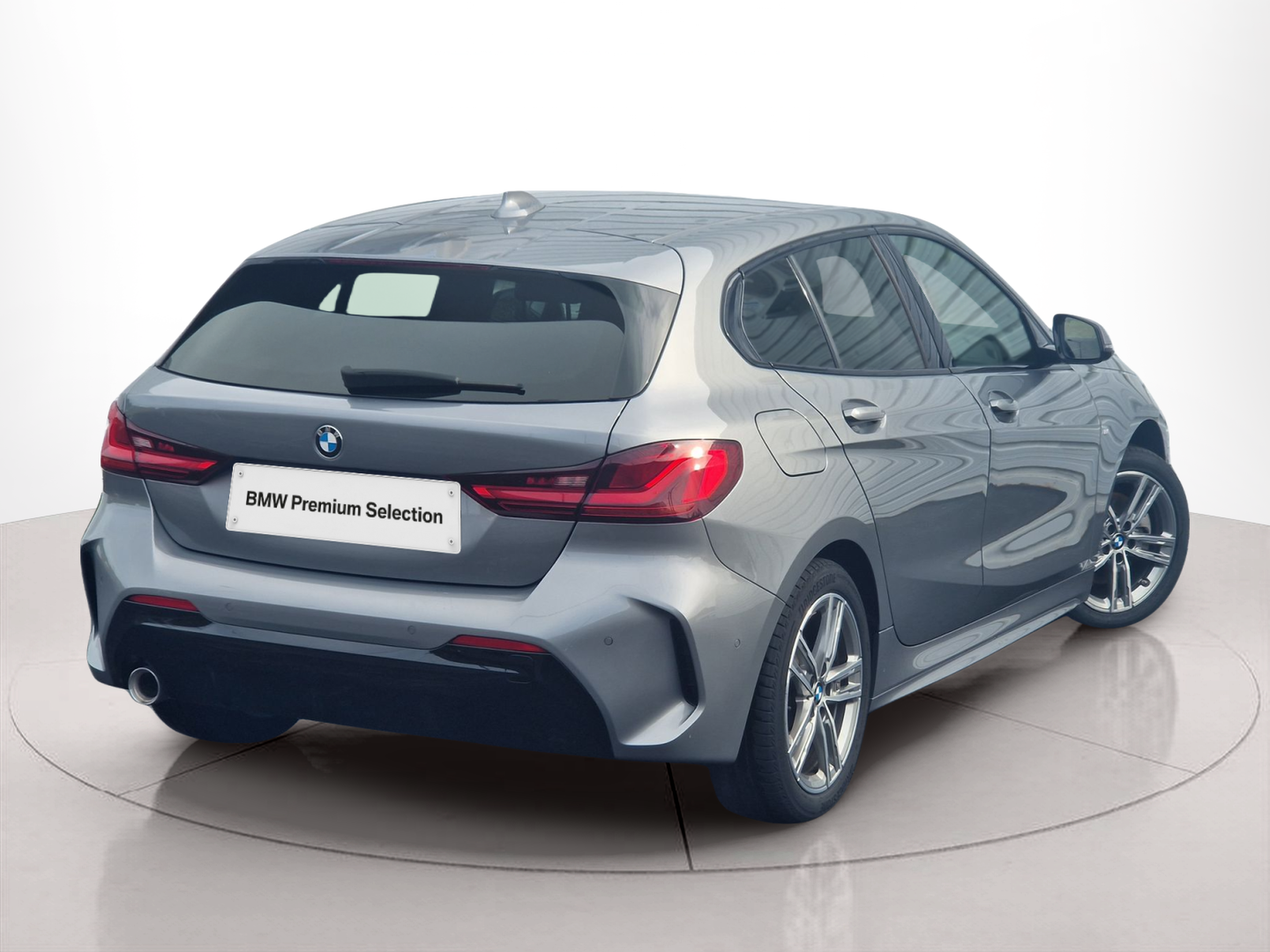 BMW Série 1 116d color Gris. Año 2024. 85KW(116CV). Diesel. En concesionario Auto Açoreana de Rui & Gastao, Lda de Ponta Delgada