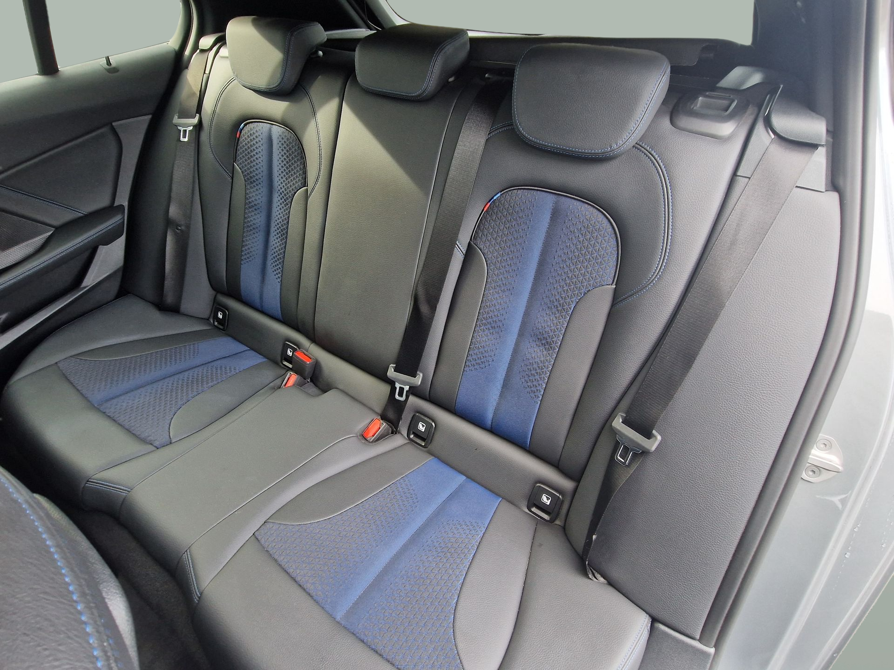 BMW Série 1 116d color Gris. Año 2024. 85KW(116CV). Diesel. En concesionario Auto Açoreana de Rui & Gastao, Lda de Ponta Delgada