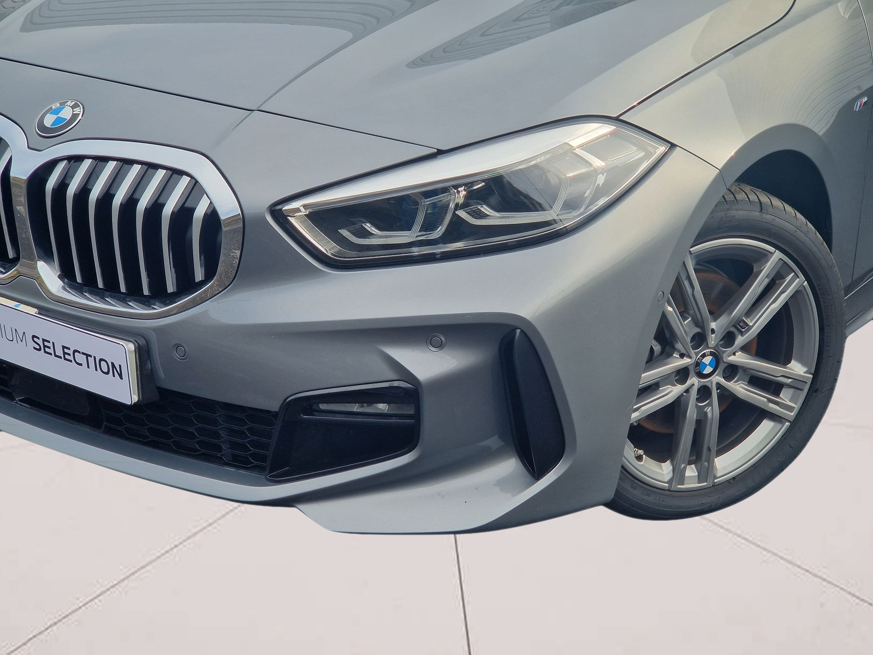 BMW Série 1 116d color Gris. Año 2024. 85KW(116CV). Diesel. En concesionario Auto Açoreana de Rui & Gastao, Lda de Ponta Delgada