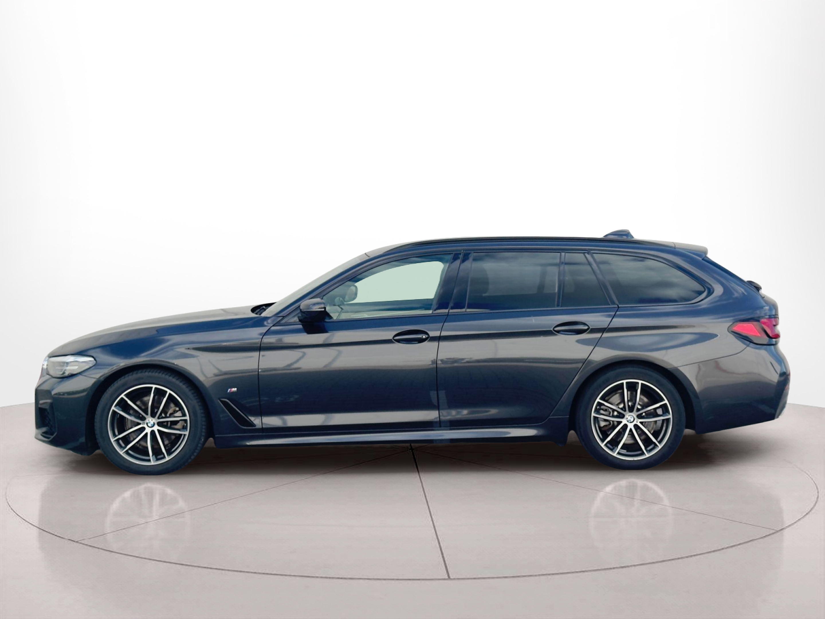 Fotos de BMW Série 5 520d Touring color Gris. Año 2023. 140KW(190CV). Diesel. En concesionario BMcar Póvoa Varzim de Póvoa de Varzim