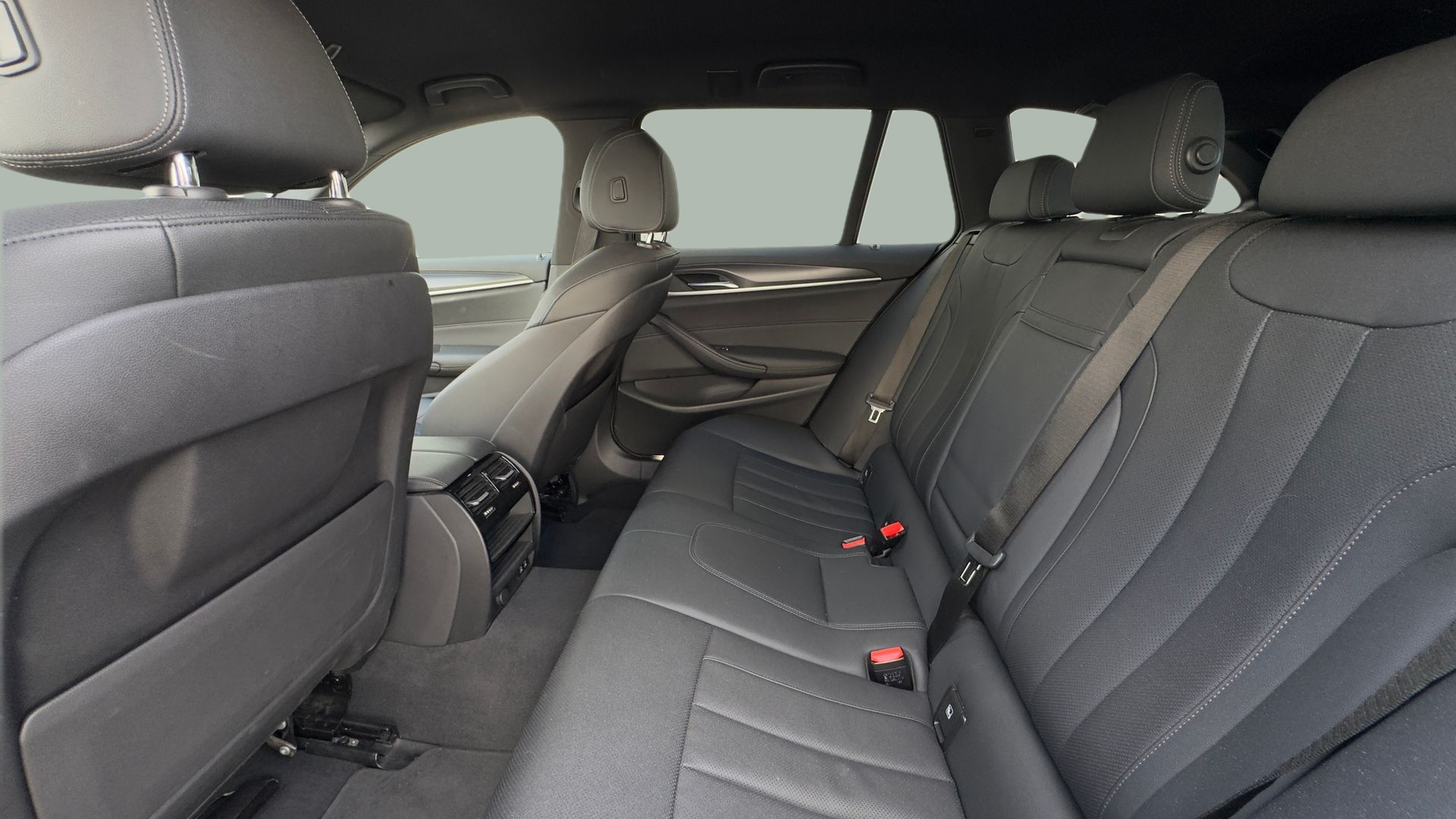 BMW Série 5 520d Touring color Gris. Año 2023. 140KW(190CV). Diesel. En concesionario BMcar Póvoa Varzim de Póvoa de Varzim