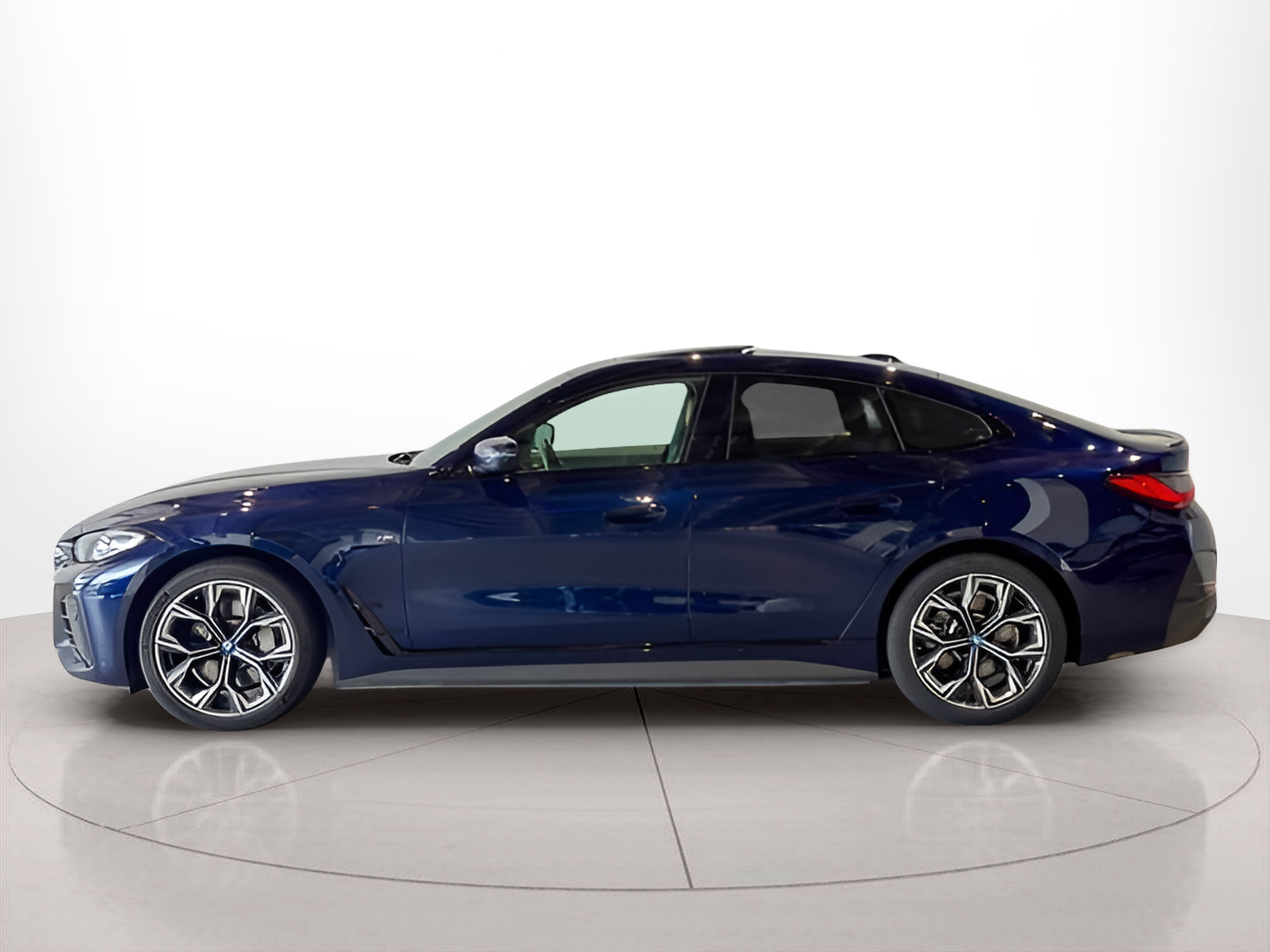Fotos de BMW i4 i4 eDrive40 color Azul. Año 2022. 250KW(340CV). Elétrico. En concesionario BMcar Famalicão de Abrantes