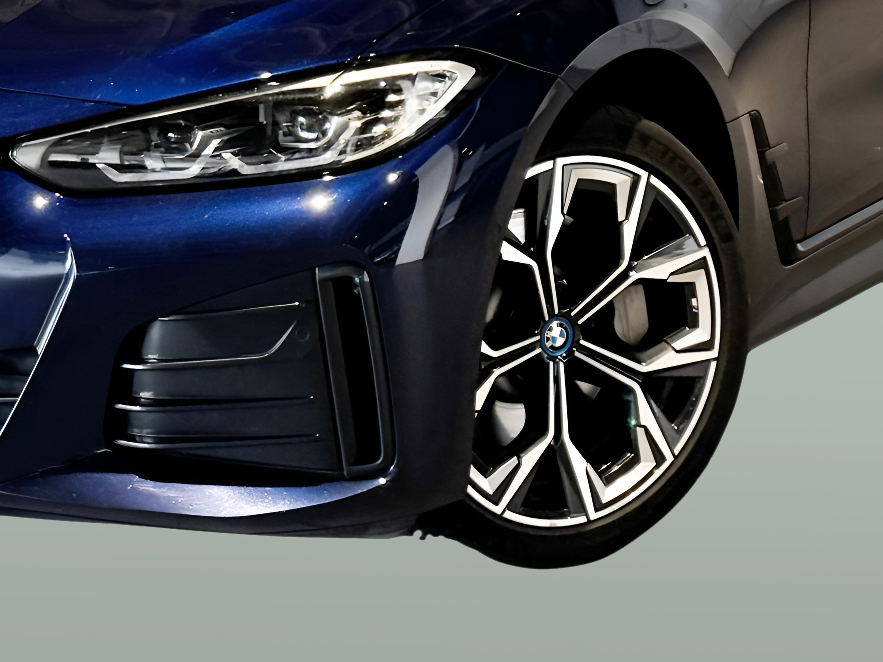 BMW i4 i4 eDrive40 color Azul. Año 2022. 250KW(340CV). Elétrico. En concesionario BMcar Famalicão de Abrantes